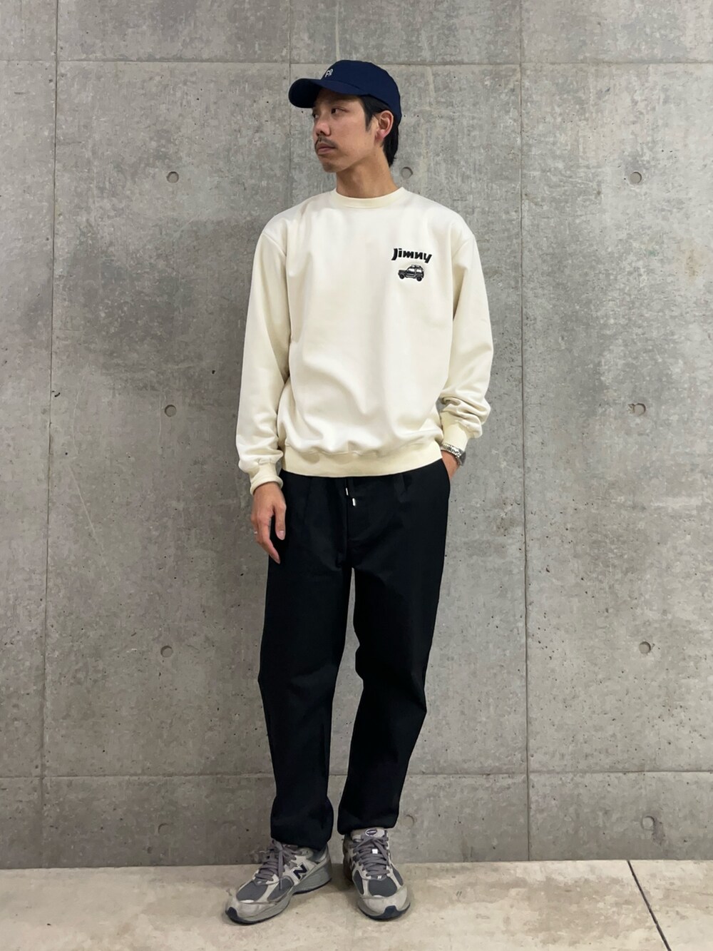 「春色、今日のコーデ、スウェット、スウェットコーデ、シンプル、シンプルコーデ、ディッキーズ(Dickies)、チノパン、大人カジュアル、ジムニー、プリントスウェット、キャップ、キャップコーデ、デートコーデ、春」｜「WILDERNESS EXPERIENCEの【WILDERNESS EXPERIENCE×JIMNY】別注 フェイクスエード プルオーバー（スウェット、ホワイト系）」を使った、ハヤシさん（骨格ストレート・メンズ・183cm）の春コーディネートの4枚目の写真