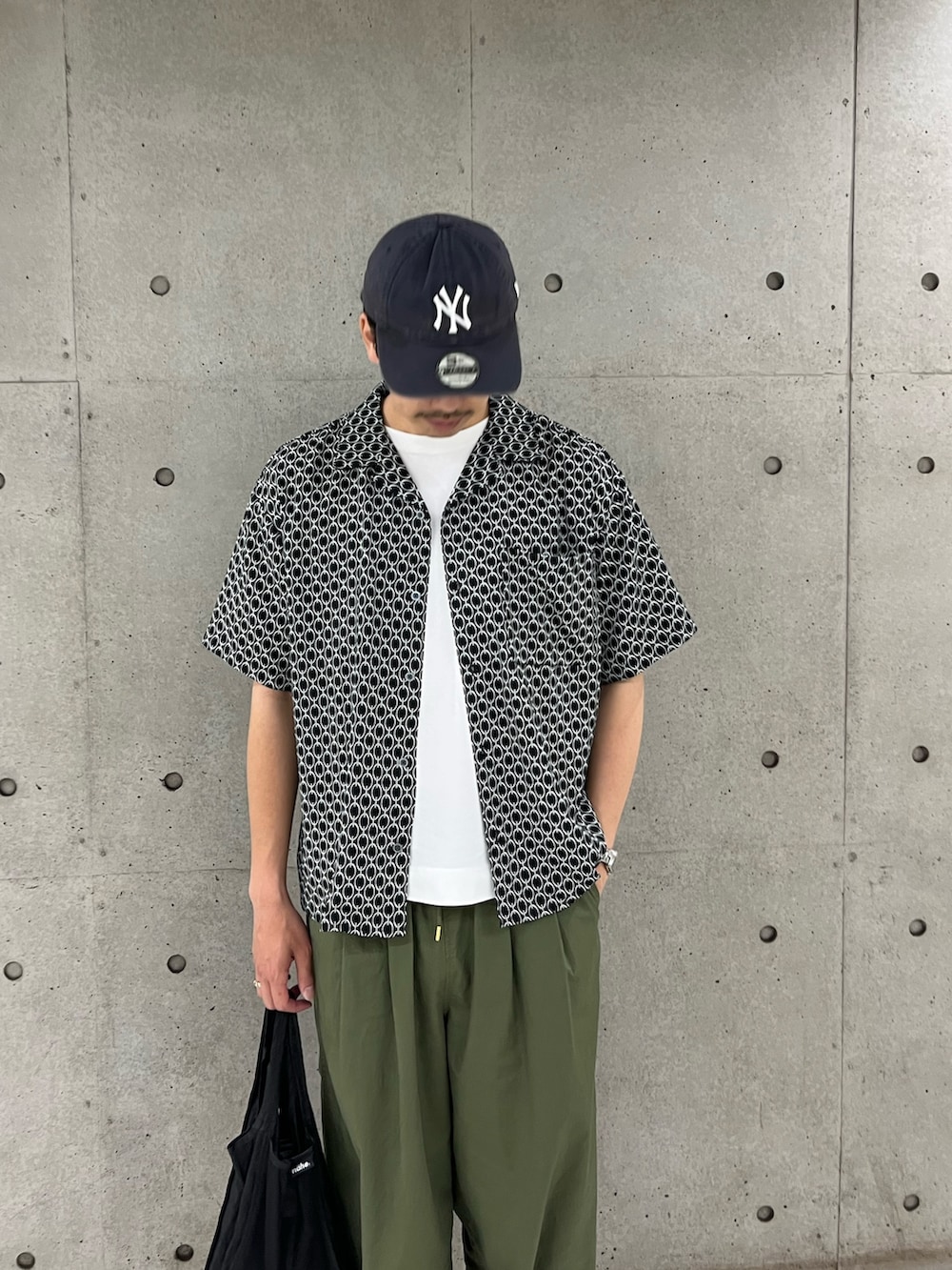 「柄シャツ、カーゴパンツ、キャップ、レイヤードスタイル、夏コーデ、シャツスタイル、休日コーデ、メンズコーデ、初夏コーデ、サーカスパンツ、ミリタリー、ミリタリーパンツ、総柄、オープンカラーシャツ、おしゃれさんと繋がりたい」｜「GLOSTERの【GLOSTER/グロスター】オールオーバーパターン シャツ 柄シャツ アロハシャツ オープンカラー（シャツ/ブラウス、ブラック系）」を使った、ハヤシさん（骨格ストレート・メンズ・183cm）の夏コーディネートの3枚目の写真