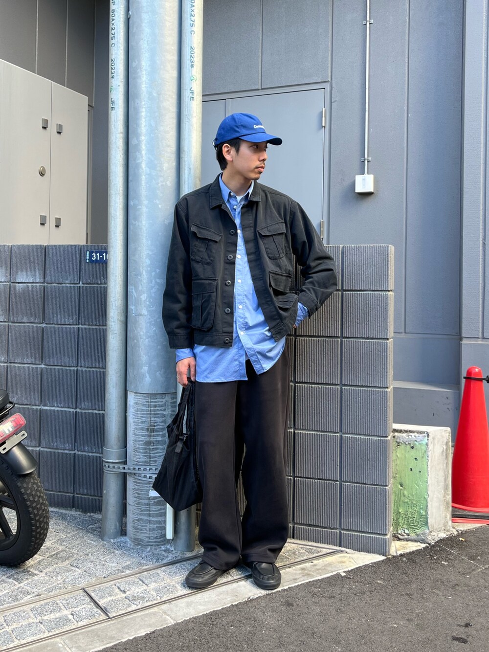 「シャツスタイル、今日のコーデ、ブラックコーデ、ブラック、ブルー、ブルーコーデ、キャップ、キャップコーデ、ミリタリー、ミリタリージャケット、春服コーデ、お出かけコーデ、カジュアルコーデ、お洒落さんとつながりたい、いいね、save、フォローお願いします🤑」｜「GLOSTERの【GLOSTER/グロスター】バイオウォッシュ ファティーグジャケット ミリタリーブルゾン（ブルゾン、ブラック系）」を使った、ハヤシさん（骨格ストレート・メンズ・183cm）の春コーディネートの3枚目の写真