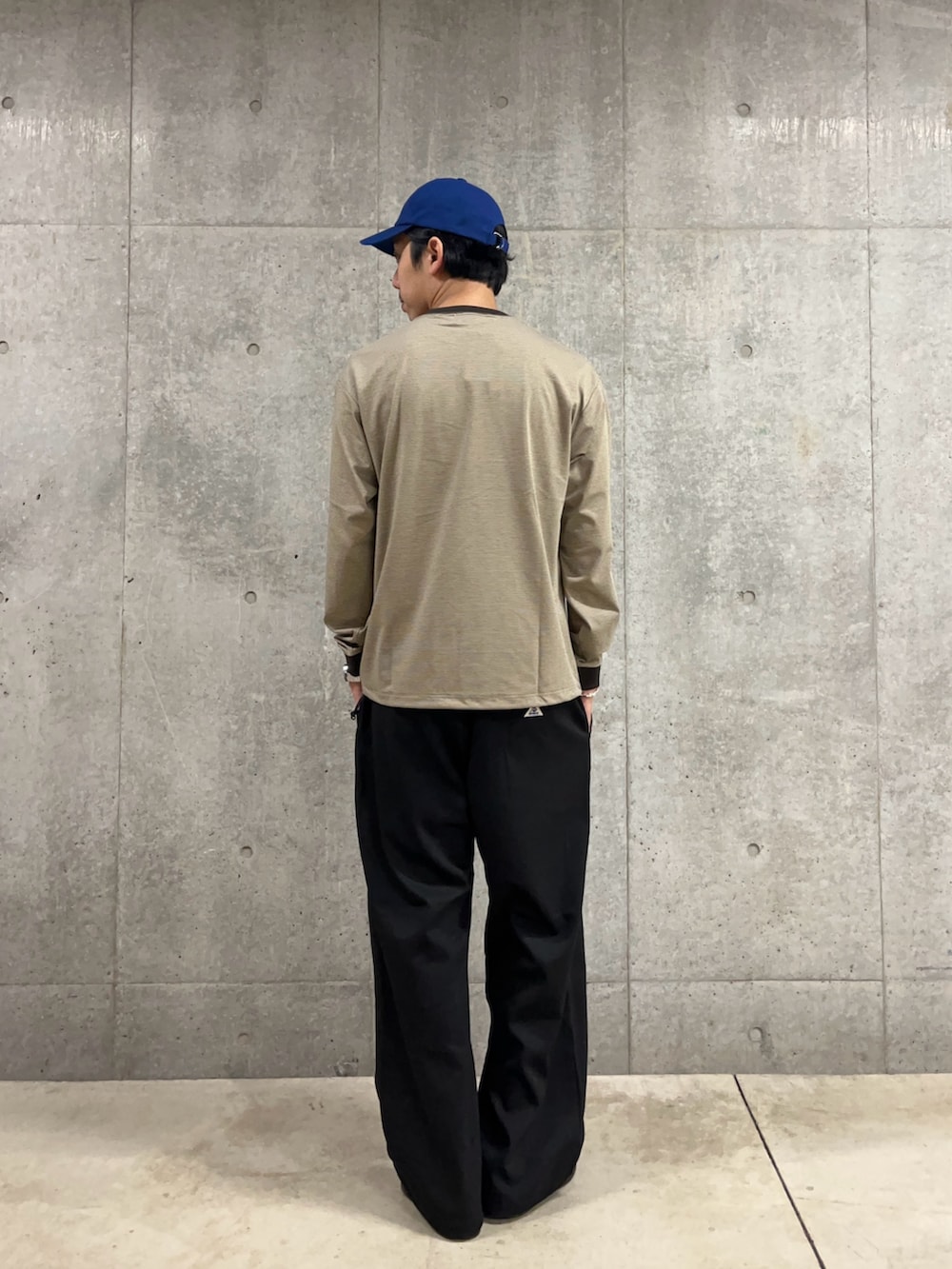 ベージュ系のTシャツ/カットソー、ブラック系のその他パンツを着用したメンズの秋コーディネートの3枚目の写真