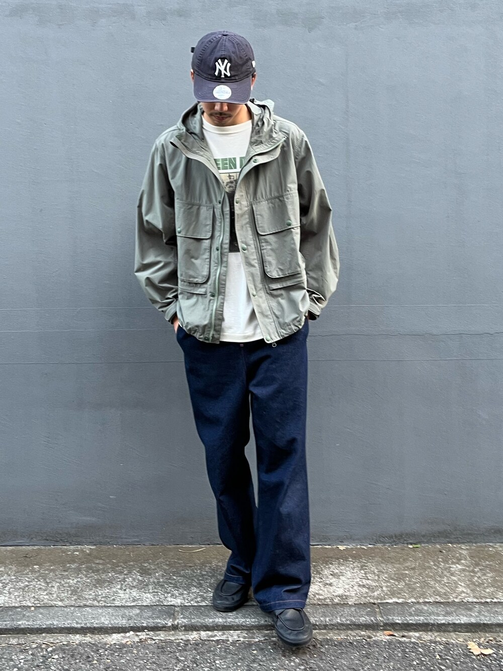 「春服コーデ、春、シンプルスタイル、ストリートコーデ、大人コーデ、いいね、save、フォローお願いします🤑、デニムコーデ、バンドT、古着MIX、デニムパンツ、デニム、ナイロンジャケット、春コーデ、春アウター、グリーン」｜「KELTYの【限定展開】【KELTY×GLOSTER】別注  ミリタリー ユーティリティ フィッシングジャケット（ブルゾン、グリーン系）」を使った、ハヤシさん（骨格ストレート・メンズ・183cm）の春コーディネートの3枚目の写真