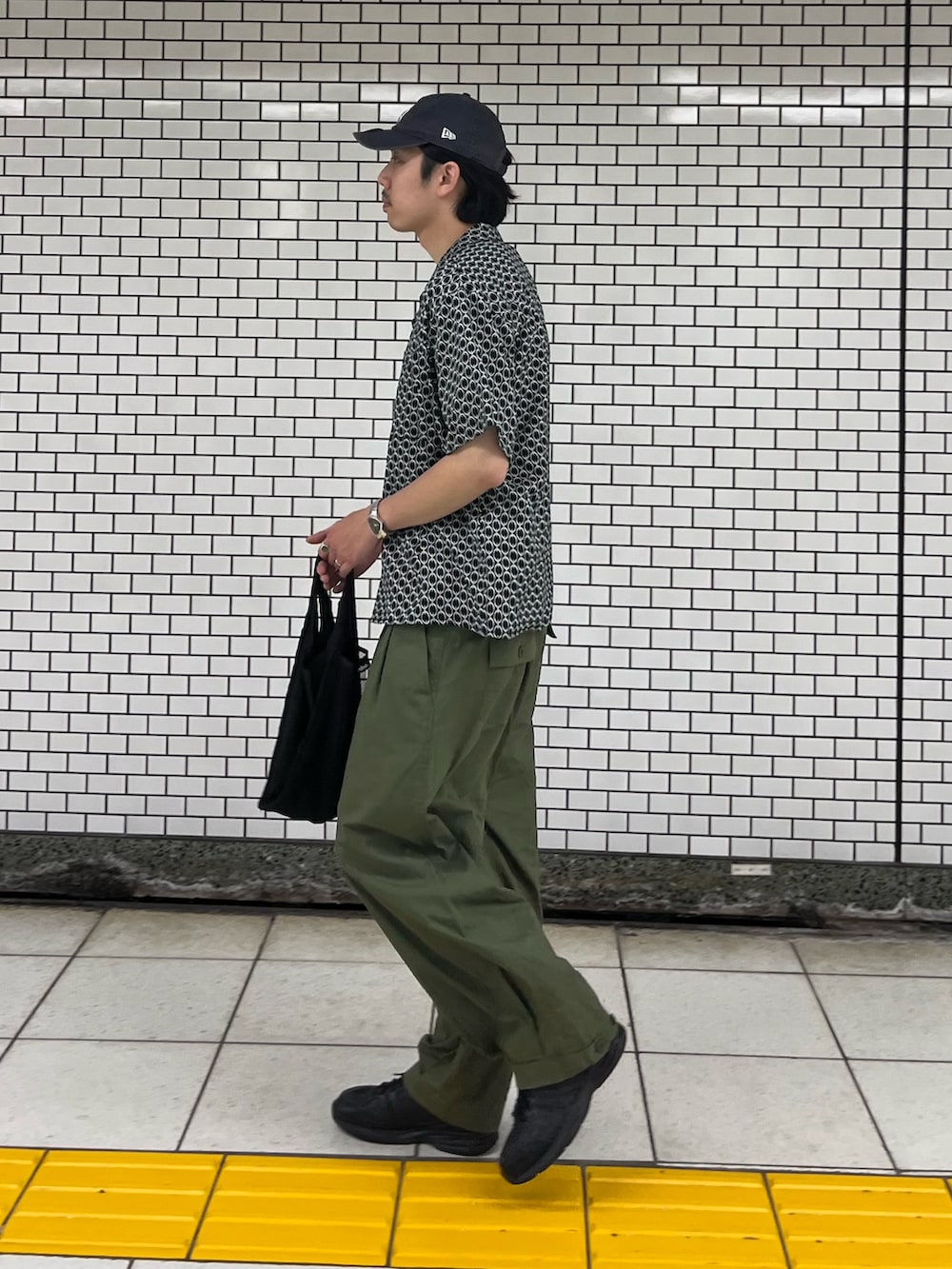 「柄シャツ、カーゴパンツ、キャップ、レイヤードスタイル、夏コーデ、シャツスタイル、休日コーデ、メンズコーデ、初夏コーデ、サーカスパンツ、ミリタリー、ミリタリーパンツ、総柄、オープンカラーシャツ、おしゃれさんと繋がりたい」｜「GLOSTERの【GLOSTER/グロスター】オールオーバーパターン シャツ 柄シャツ アロハシャツ オープンカラー（シャツ/ブラウス、ブラック系）」を使った、ハヤシさん（骨格ストレート・メンズ・183cm）の夏コーディネートの2枚目の写真