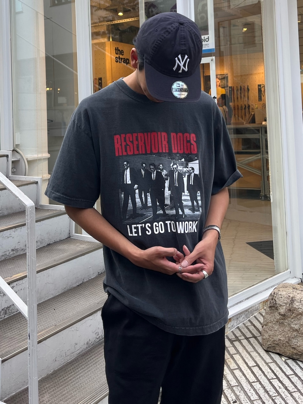「夏だ！Tシャツ着よう！、フェスコーデ、さらっと晴れやかスナップ、夏コーデ、韓国ファッション、お出かけコーデ、キャップ、映画、ムービーTシャツ、映画Tシャツ、古着MIX、古着コーデ、ブラックコーデ、シンプルスタイル、お洒落さんとつながりたい」｜「GOOD ROCK SPEEDの【GOOD ROCK SPEED】別注 RESERVOIR DOGS レザボア・ドッグス Tシャツ（Tシャツ/カットソー、ブラック系）」を使った、ハヤシさん（メンズ・183cm）の夏コーディネートの3枚目の写真