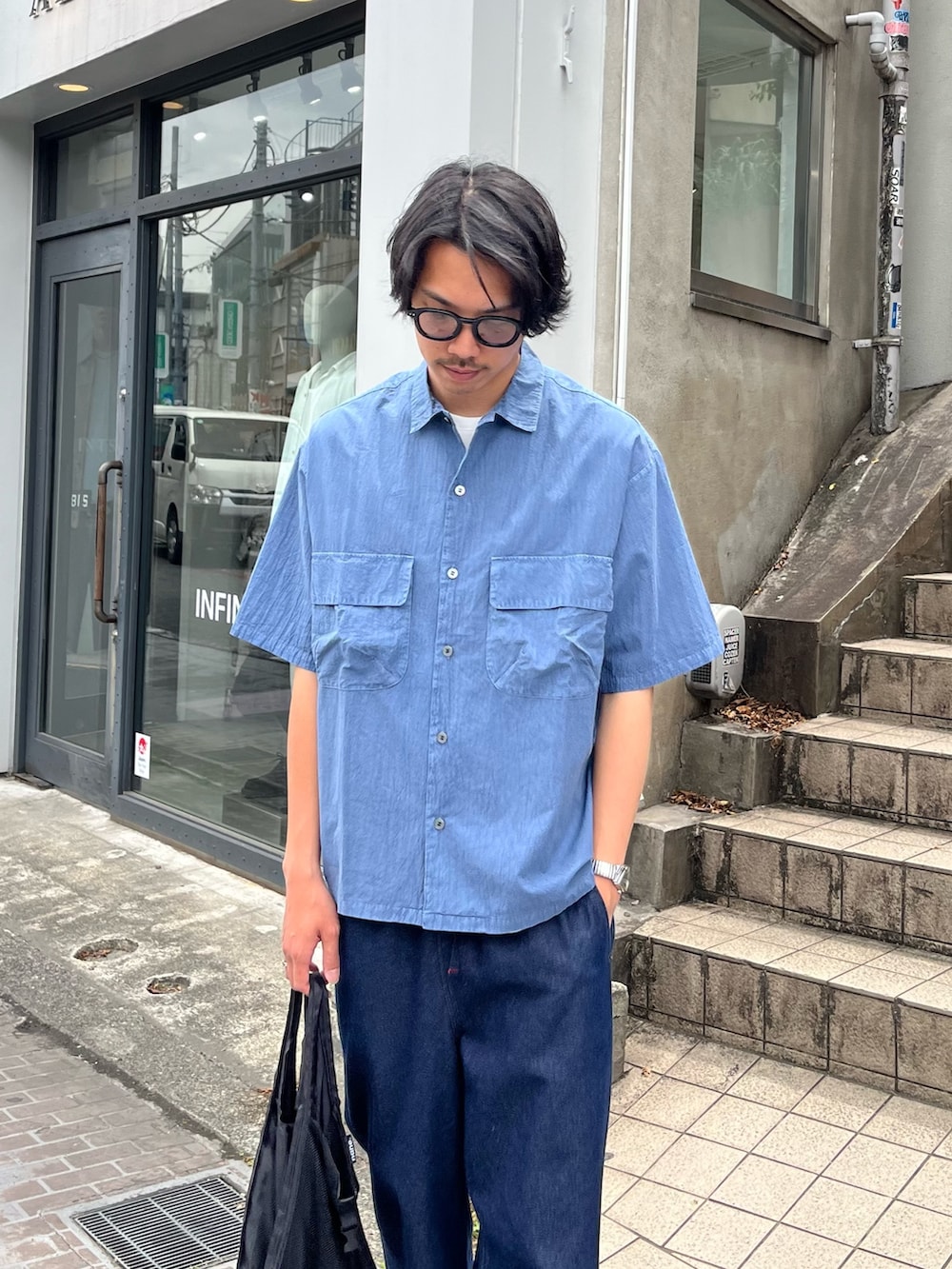 「柄シャツ、レイヤードスタイル、サンダル、夏コーデ、韓国ファッション、デートコーデ、メガネ男子、きれいめカジュアル、デニム、サングラス、シャツスタイル、古着MIX、お出かけコーデ、大人カジュアルコーデ、おしゃれさんと繋がりたい」｜「GLOSTERの【GLOSTER/グロスター】コットンピグメントショーツスリーブシャツ オーバーシャツ（シャツ/ブラウス、ブルー系）」を使った、ハヤシさん（骨格ストレート・メンズ・183cm）の夏コーディネートの4枚目の写真