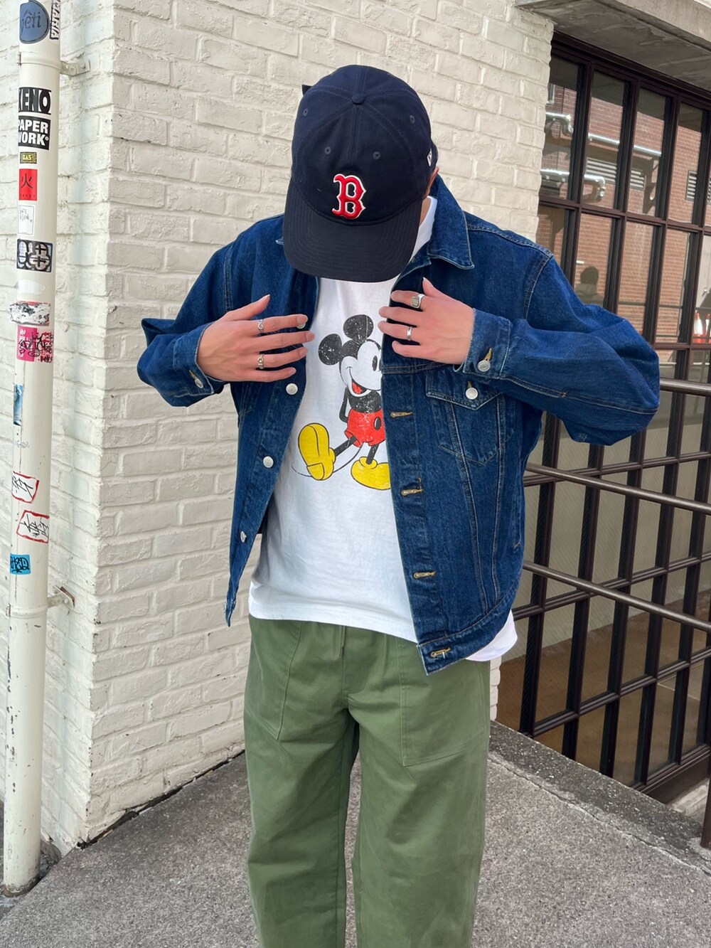 「休日スタイル、春色、デニム、デニムジャケット、ミッキー、ミッキーT、ディズニーコーデ、スニーカー、キャップ、春アウター、ベイカーパンツ、カーキ、春コーデ、カジュアルコーデ、大人カジュアル」｜「GOOD ROCK SPEEDの【GOOD ROCK SPEED/グッドロックスピード】別注ミッキー / プリント / 半袖Tシャツ / MICKEY（Tシャツ/カットソー、ホワイト系）」を使った、ハヤシさん（メンズ・183cm）の冬コーディネートの2枚目の写真
