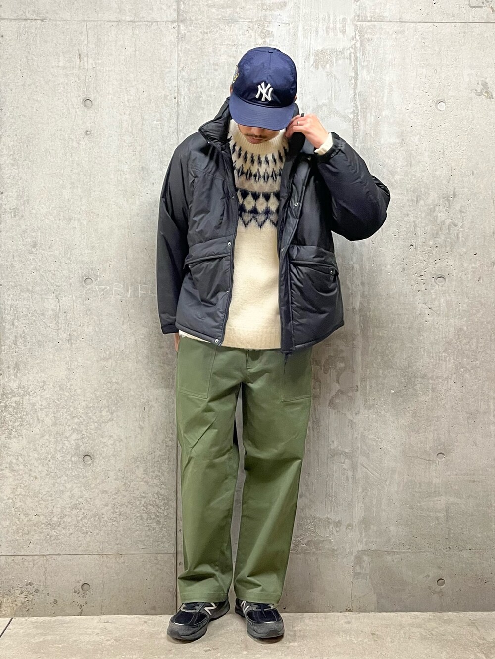 「カーゴパンツ、レイヤードスタイル、韓国ファッション、キャップ、冬アウター、休日スタイル、クリスマスに着たい服、古着MIX、スニーカー、中綿ジャケット、モンスターパーカー、ミリタリー、マイベストコーデ2023、お出かけコーデ、ベイカーパンツ」｜「GLOSTERの【CLIMASHIELD/クライマシールド(R)】ミリタリーショートブルゾン モンスターパーカー（ダウンジャケット/コート、ブラック系）」を使った、ハヤシさん（メンズ・183cm）の冬コーディネートの2枚目の写真