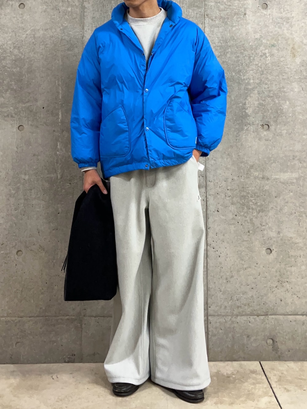 ブルー系のダウンジャケット/コート、グレー系のスウェット、グレー系のその他パンツを着用したメンズの冬コーディネートの2枚目の写真