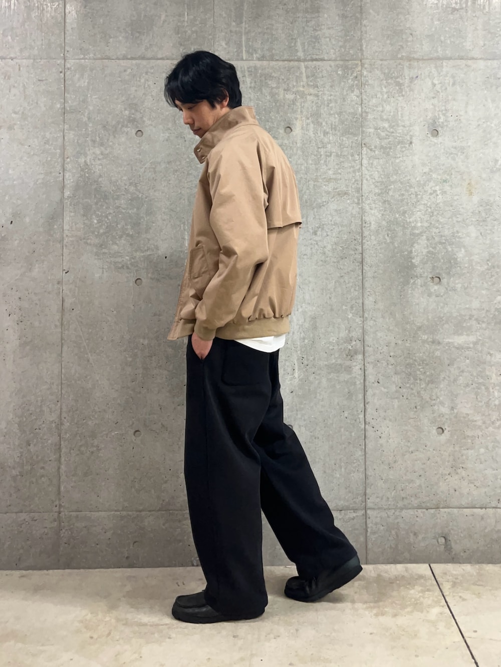 「バンドT、グリーンデイ、greenday、春コーデ、春、春夏コーデ、春アウター、エディーバウアー、eddiebauer、スウィングトップ、おでかけコーデ、お洒落さんとつながりたい、ストリートコーデ、春服、30代コーデ」｜「GOOD ROCK SPEEDの【GOOD ROCK SPEED】 別注 オーバーサイズバンドTシャツ バンT ロックT（Tシャツ/カットソー、ホワイト系）」を使った、ハヤシさん（骨格ストレート・メンズ・183cm）の春コーディネートの3枚目の写真