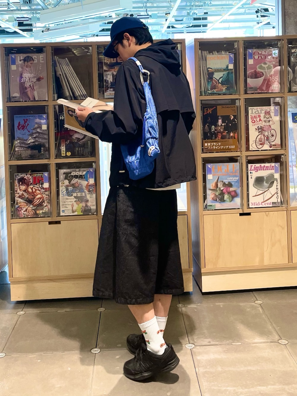「ハーフパンツ、スポーツミックス、キャップ、休日スタイル、デートコーデ、スニーカー、ショルダーバッグ、古着MIX、春服コーデ、メンズコーデ、ショートパンツ、デニム、デニムパンツ、アウトドア、アウトドアスタイル」｜「GLOSTERの【GLOSTER/グロスター】8オンスデニム ワイドショートパンツ ハーフパンツ（その他パンツ、ブラック系）」を使った、ハヤシさん（骨格ストレート・メンズ・183cm）の春コーディネートの2枚目の写真