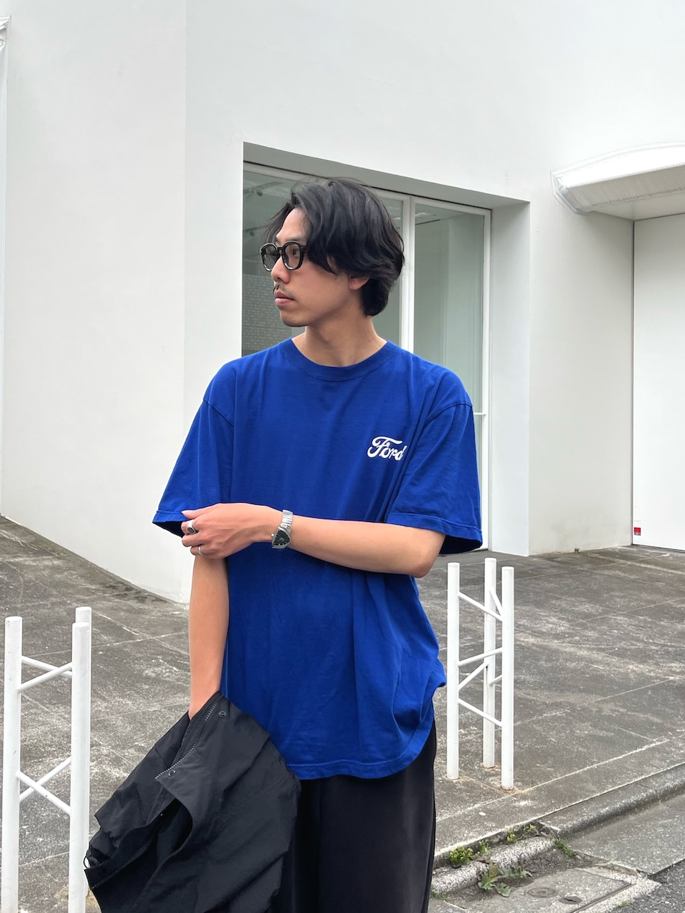 「メガネ男子、サングラス、Tシャツ、夏コーデ、古着MIX、春夏コーデ、初夏コーデ、お出かけコーデ、最近のいい感じコーデ、青、バックプリント、大人カジュアル、シンプル、シンプルコーデ、夏だ！Tシャツ着よう！」｜「GOOD ROCK SPEEDの【GOOD ROCK SPEED】フォード / 車 / FORD / ロゴ プリントTシャツ（Tシャツ/カットソー、ブルー系）」を使った、ハヤシさん（骨格ストレート・メンズ・183cm）の夏コーディネートの3枚目の写真