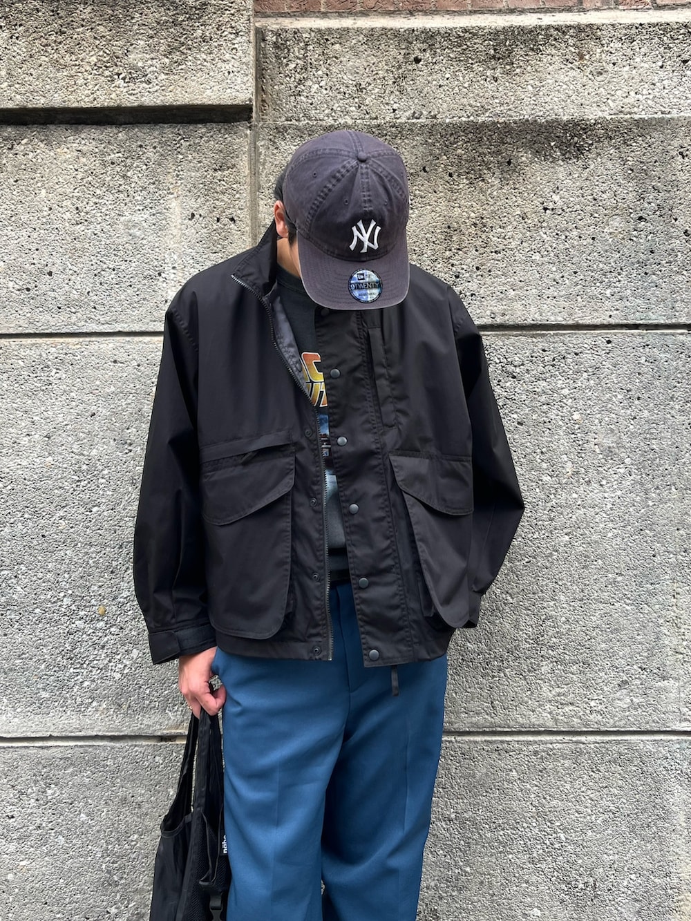 「アメカジ、モノトーン、雨の日コーデ、黒Tシャツ、古着MIX、デートコーデ、キャップ、レイヤードスタイル、Tシャツ、春夏コーデ、ブルゾン、羽織り、大人カジュアル、大人コーデ、シンプルコーデ」｜「GOOD ROCK SPEEDの【GOOD ROCK SPEED】映画 /ムービー / MOVIE プリントTシャツ（Tシャツ/カットソー、ブラック系）」を使った、ハヤシさん（骨格ストレート・メンズ・183cm）の夏コーディネートの3枚目の写真