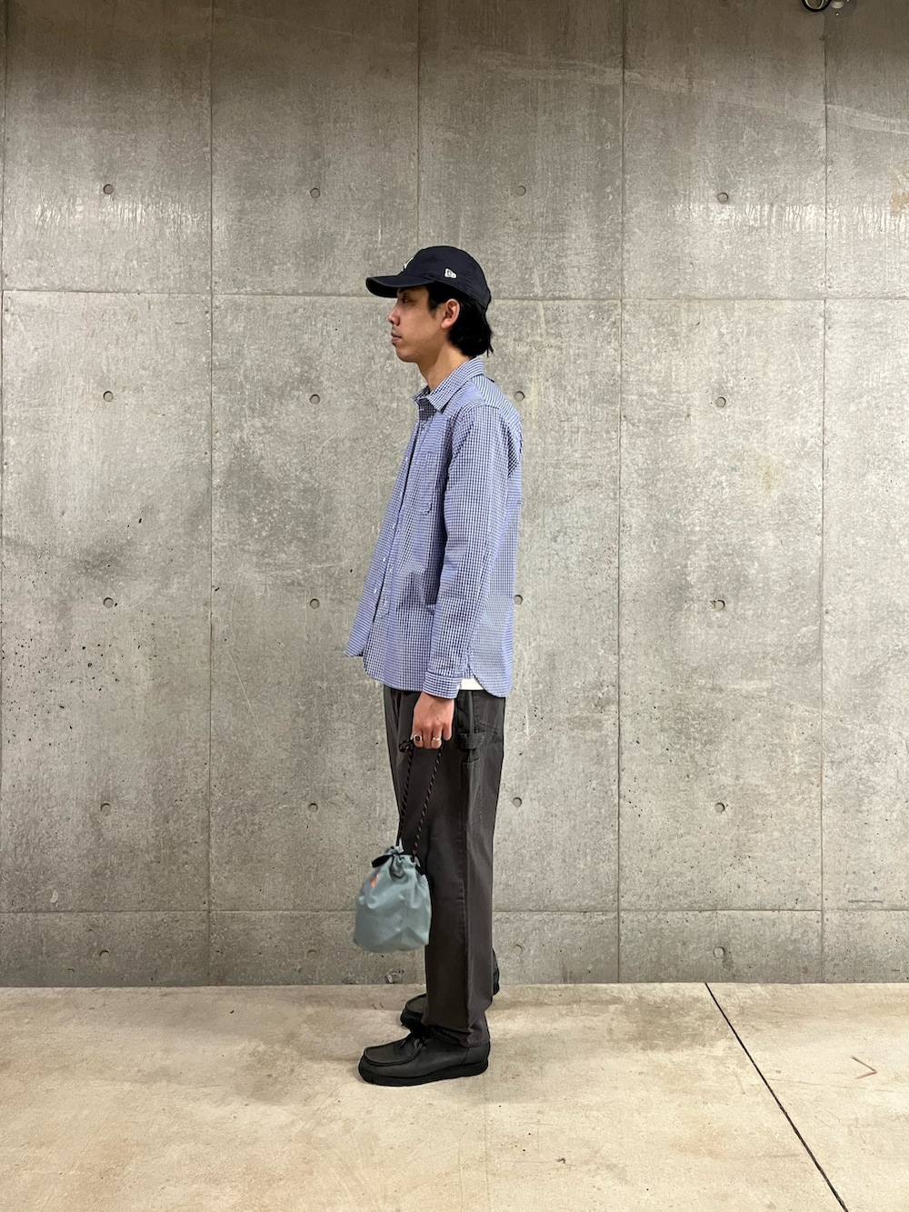 「春のおしゃ見えテクニック、春服みてみて、パステルカラー、ギンガムチェック、ギンガムチェックシャツ、シャツスタイル、レイヤードスタイル、お出かけコーデ、シンプルコーデ、ペインターパンツ、ワークパンツ、春色、着回しコーデ、大人カジュアル、春」｜「GEVACOの【GEVACO/ゲバコ】ギンガムチェック レギュラーカラーシャツ（シャツ/ブラウス、ブルー系）」を使った、ハヤシさん（メンズ・183cm）の春コーディネートの2枚目の写真