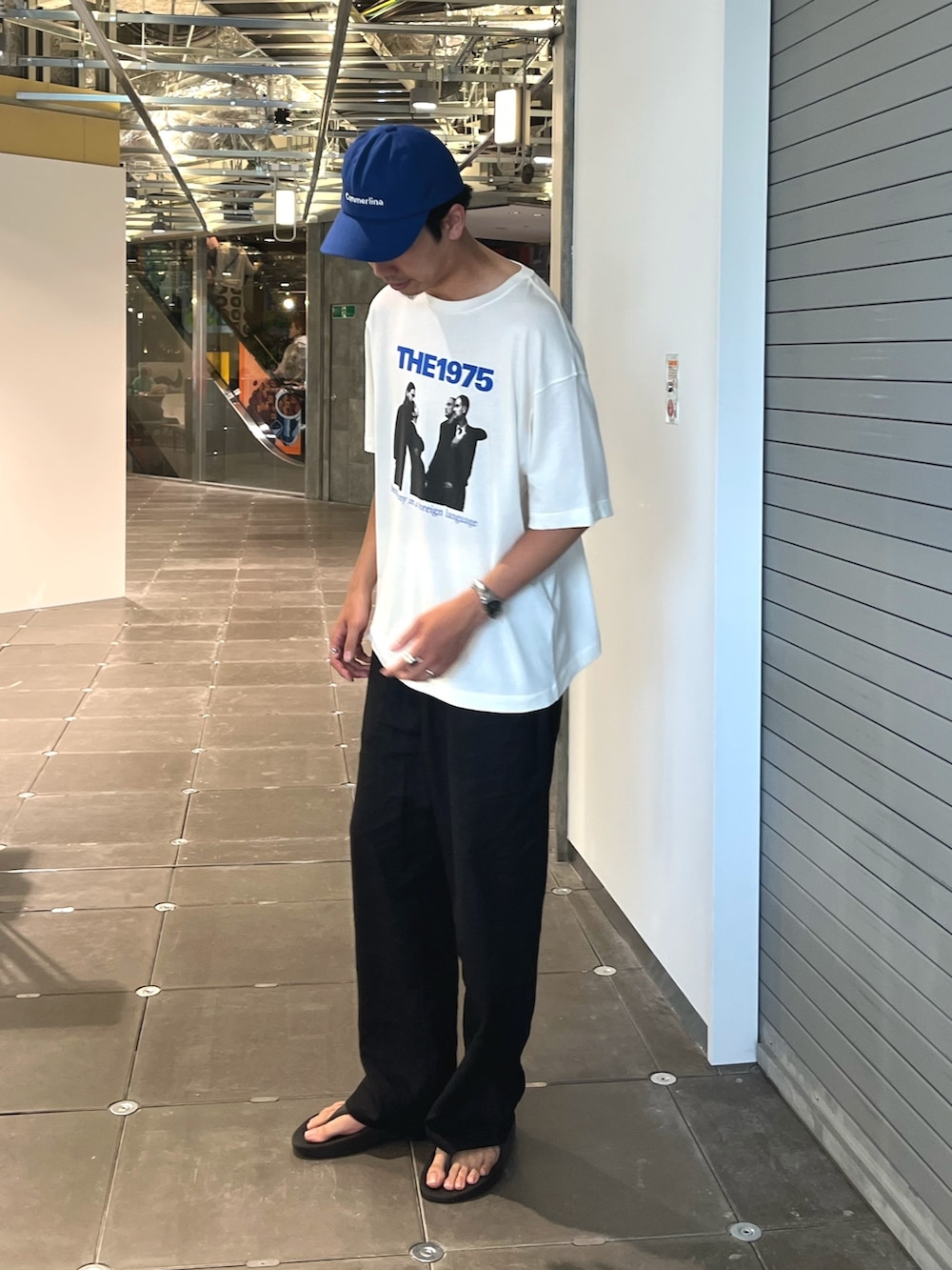 「夏コーデ、デートコーデ、キャップ、サンダル、夏だ！Tシャツ着よう！、ラフコーデ、ワイドパンツ、リネンパンツ、バンドT、バンT、休日スタイル、オトナカジュアル、お洒落さんとつながりたい、白Tシャツ、ロゴT」｜「GOOD ROCK SPEEDの【GOOD ROCK SPEED/グッドロックスピード】THE1975 / ROXY MUSIC  別注バンドTシャツ レーヨン混（Tシャツ/カットソー、ホワイト系）」を使った、ハヤシさん（メンズ・183cm）の夏コーディネートの2枚目の写真