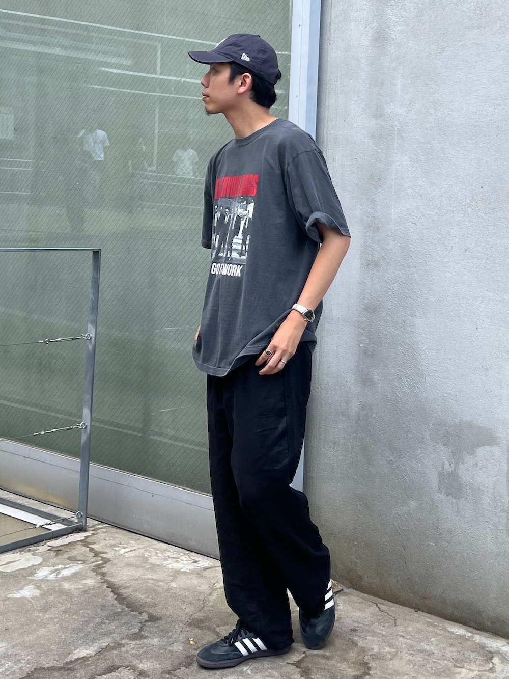 「夏だ！Tシャツ着よう！、フェスコーデ、さらっと晴れやかスナップ、夏コーデ、韓国ファッション、お出かけコーデ、キャップ、映画、ムービーTシャツ、映画Tシャツ、古着MIX、古着コーデ、ブラックコーデ、シンプルスタイル、お洒落さんとつながりたい」｜「GOOD ROCK SPEEDの【GOOD ROCK SPEED】別注 RESERVOIR DOGS レザボア・ドッグス Tシャツ（Tシャツ/カットソー、ブラック系）」を使った、ハヤシさん（メンズ・183cm）の夏コーディネートの2枚目の写真