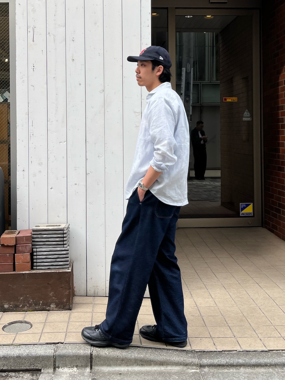 「白シャツ、ストライプシャツ、やっぱり帽子が好き、お出かけコーデ、シャツスタイル、デートコーデ、キャップ、きれいめカジュアル、レイヤードスタイル、オトナカジュアル、リネンシャツ、リネン、父の日、オフィスカジュアル、キレイめ」｜「GLOSTERの【GLOSTER/グロスター】リネン100％ パラシュートカッタウェイ 長袖シャツ（シャツ/ブラウス、ブルー系）」を使った、ハヤシさん（骨格ストレート・メンズ・183cm）の春コーディネートの4枚目の写真