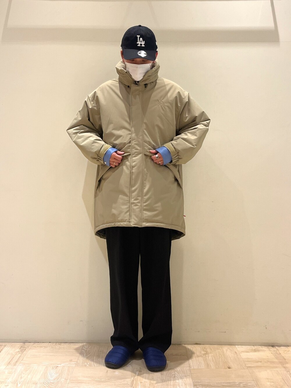 「シンプル、franklinclimbing、フランクリンクライミング、着回しコーデ、モンスターパーカー、オーバーサイズ、ビッグシルエット、冬コーデ、アウター、トレンド、中綿ジャケット、スポーツミックス、SUBU、おしゃれさんと繋がりたい、大人カジュアル」｜「Franklin Climbingの【Franklin Climbing/フランクリンクライミング】モンスターパーカー（ミリタリージャケット、ベージュ系）」を使った、ハヤシさん（メンズ・183cm）の冬コーディネートの3枚目の写真
