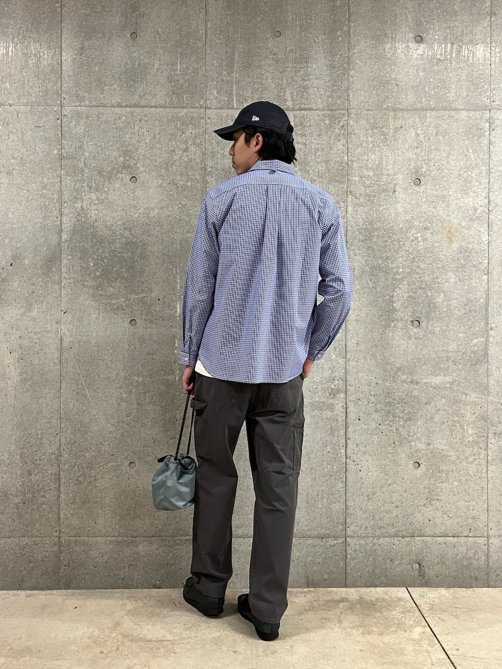 「春のおしゃ見えテクニック、春服みてみて、パステルカラー、ギンガムチェック、ギンガムチェックシャツ、シャツスタイル、レイヤードスタイル、お出かけコーデ、シンプルコーデ、ペインターパンツ、ワークパンツ、春色、着回しコーデ、大人カジュアル、春」｜「GEVACOの【GEVACO/ゲバコ】ギンガムチェック レギュラーカラーシャツ（シャツ/ブラウス、ブルー系）」を使った、ハヤシさん（メンズ・183cm）の春コーディネートの3枚目の写真