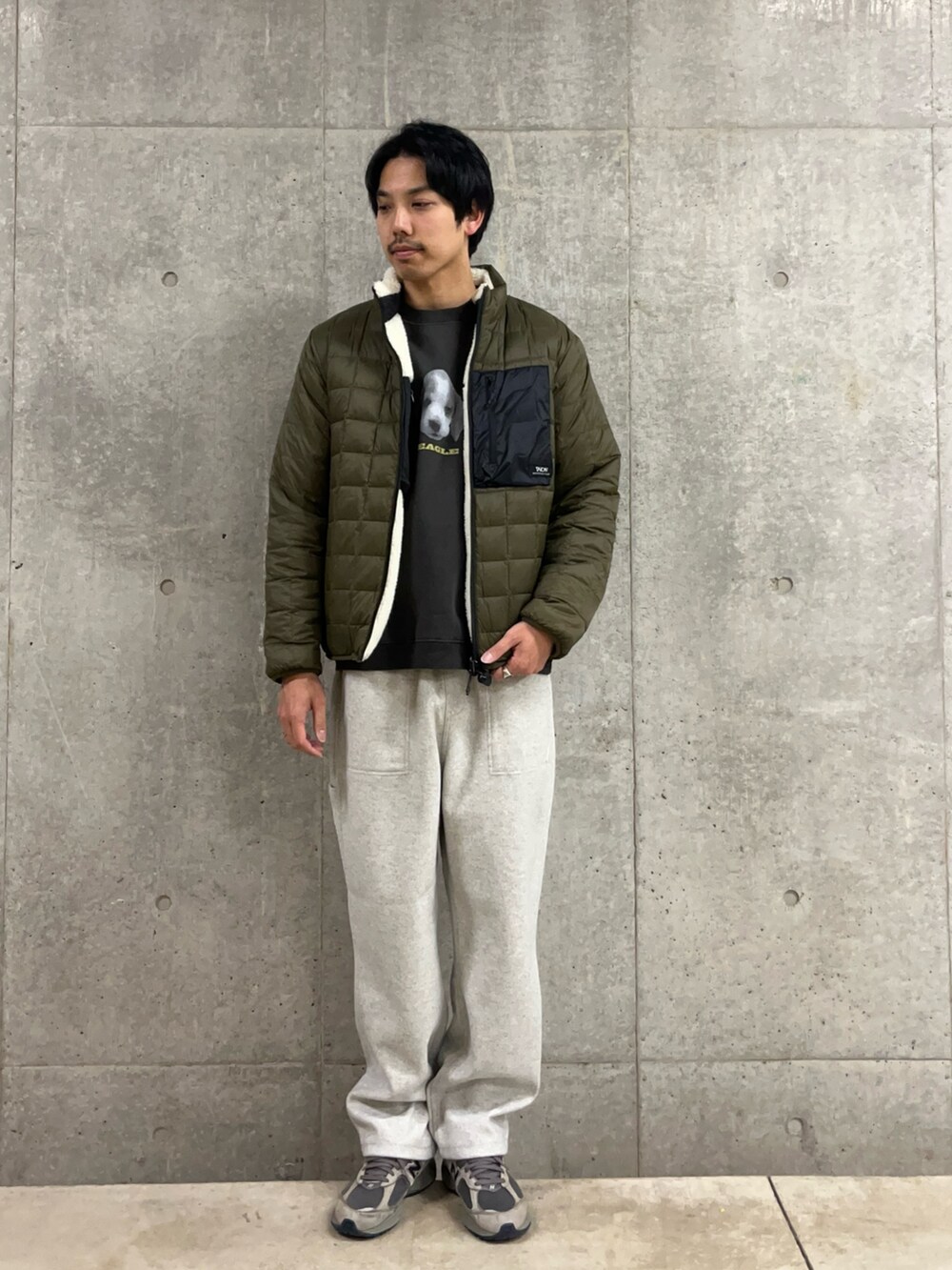 「オトナカジュアル、メンズファッション、休日コーデ、ラフ、おでかけコーデ、スウェットパンツ、ボア、ボアジャケット、ボアブルゾン、リバーシブル、着回しコーデ、アウトドア、アウトドアスタイル、ダウンジャケット、ダウン」｜「TAIONの【TAION】マウンテン リバーシブル ハイネック ライトダウン×ソフトボア ジャケット（ダウンジャケット/コート、ホワイト系）」を使った、ハヤシさん（骨格ストレート・メンズ・183cm）の冬コーディネートの2枚目の写真