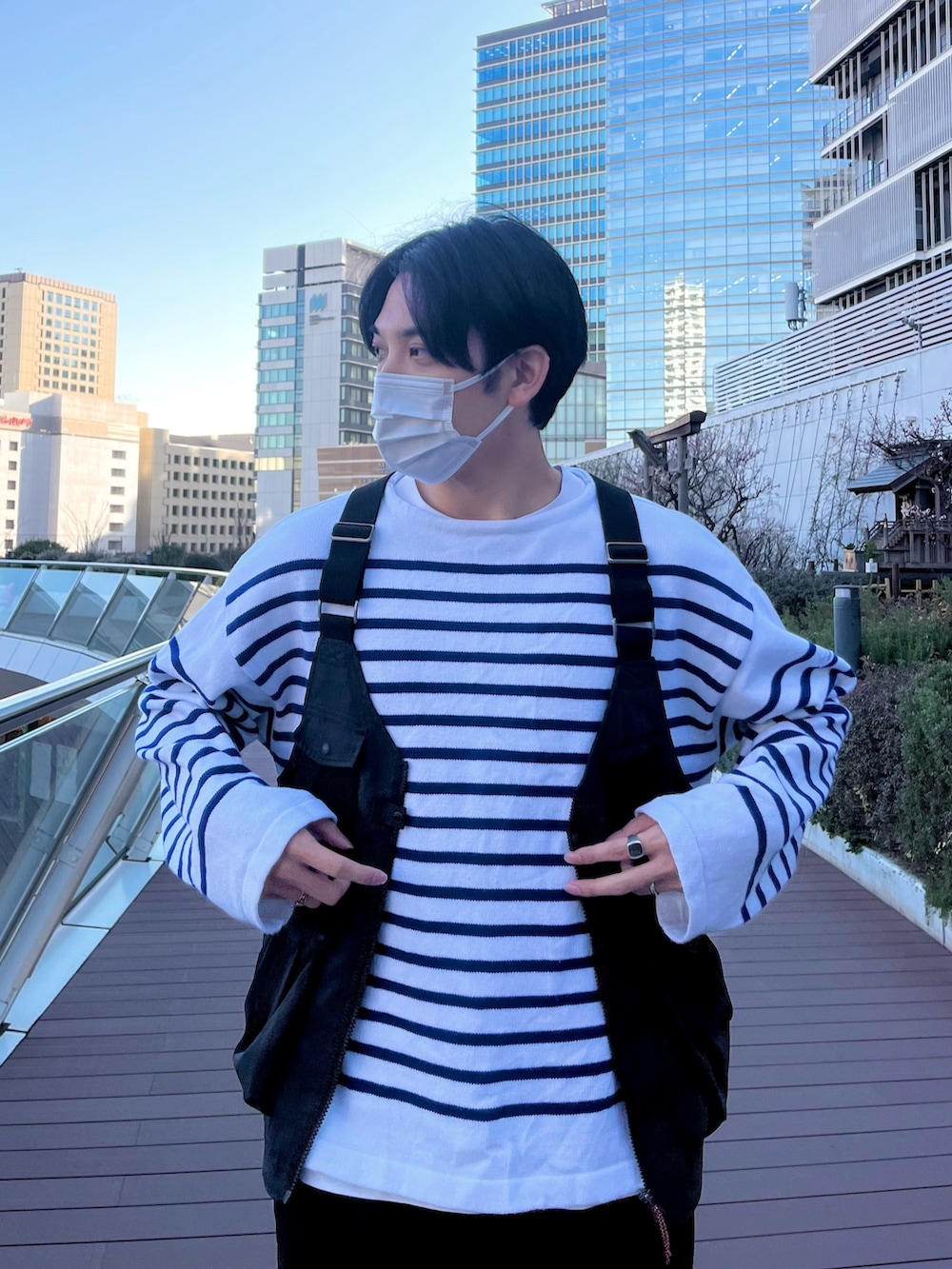 「ベスト、アウトドアスタイル、キャンプ、ボーダー、バスクボーダー、黒、青、シンプルスタイル、春服コーデ、春コーデ、服好きな人と繋がりたい、カジュアル、ゆるコーデ、ブラックコーデ、いいね、save、フォローお願いします🤑」｜「GLOSTERの【GLOSTER/グロスター】フレンチバスクニット プルオーバー ボートネック ボーダーニット（ニット/セーター、ホワイト系）」を使った、ハヤシさん（メンズ・183cm）の冬コーディネートの2枚目の写真