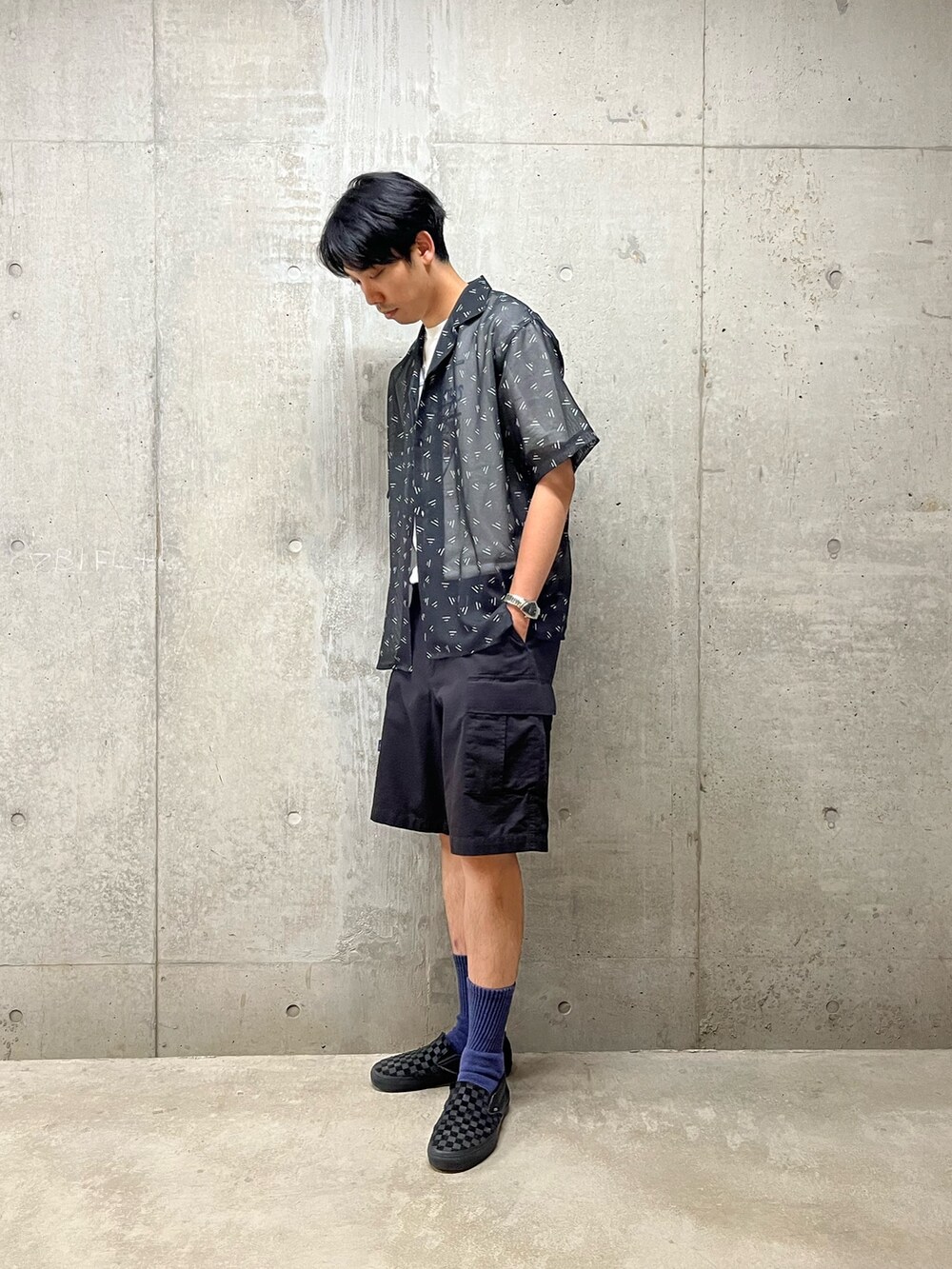 「韓国ファッション、ブラックコーデ、透け感、透けトップス、オープンカラーシャツ、アロハシャツ、バンドT、Tシャツ、ショートパンツ、夏コーデ、夏、オトナカジュアル、カジュアルコーデ、ブラック、おしゃれさんと繋がりたい」｜「GEVACOの【GEVACO/ゲバコ】リップストップ カーゴパンツ ショートパンツ military ミリタリー（その他パンツ、ブラック系）」を使った、ハヤシさん（メンズ・183cm）の夏コーディネートの2枚目の写真