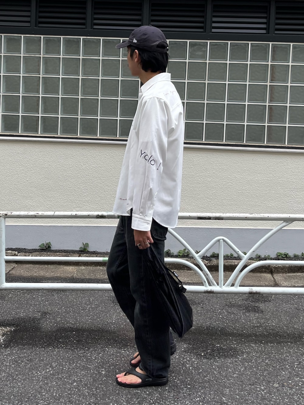 「アメカジ、白シャツ、柄シャツ、モノトーン、サンダル、やっぱり帽子が好き、シャツスタイル、デートコーデ、淡色コーデ、キャップ、デニム、オトナカジュアル、休日スタイル、リラックススタイル、大人カジュアル」｜「MEIの【MEI/メイ】Tong Sandal トングサンダル EVA（サンダル、ブラック系）」を使った、ハヤシさん（骨格ストレート・メンズ・183cm）の夏コーディネートの3枚目の写真