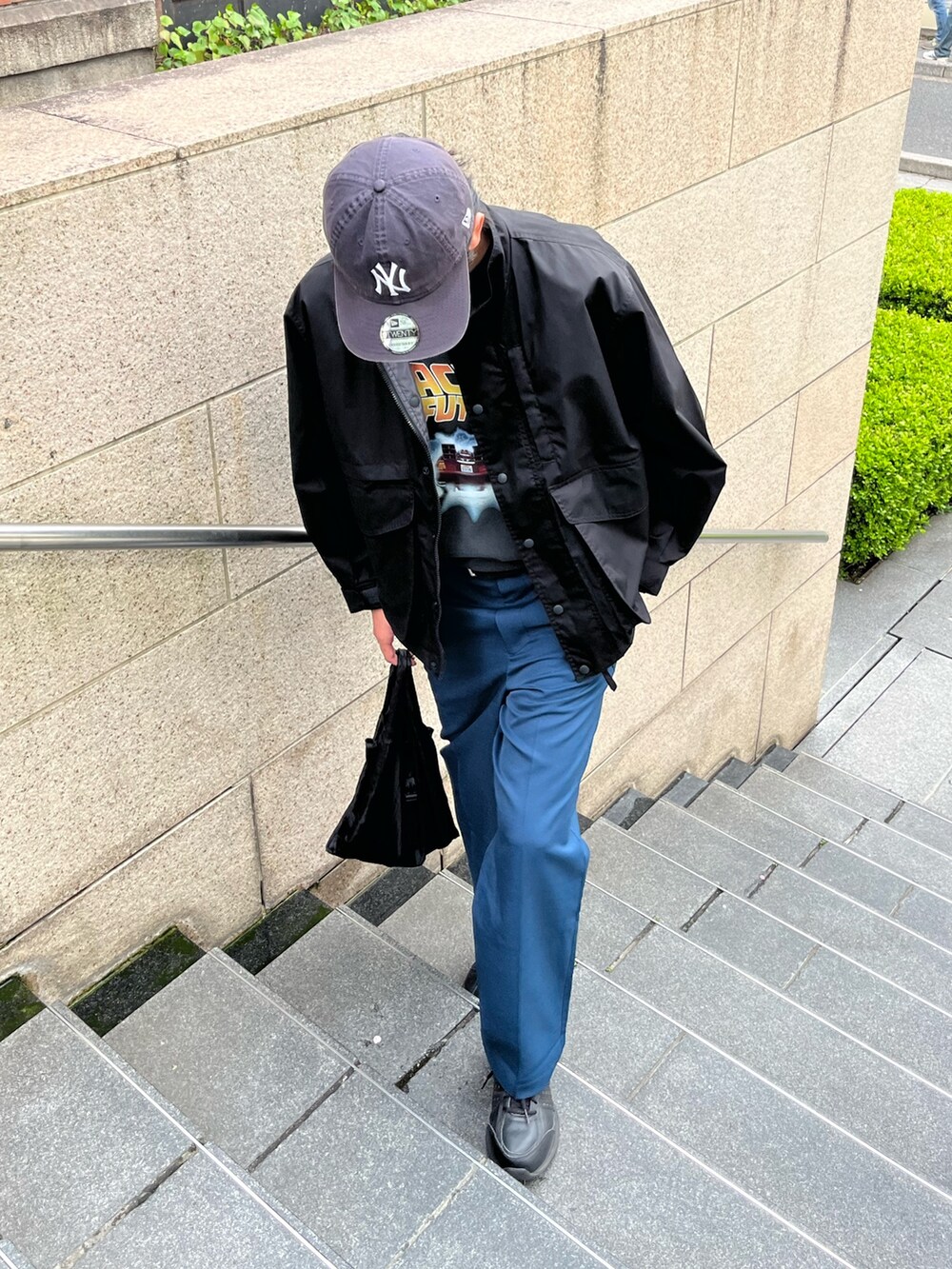 「アメカジ、モノトーン、雨の日コーデ、黒Tシャツ、古着MIX、デートコーデ、キャップ、レイヤードスタイル、Tシャツ、春夏コーデ、ブルゾン、羽織り、大人カジュアル、大人コーデ、シンプルコーデ」｜「GOOD ROCK SPEEDの【GOOD ROCK SPEED】映画 /ムービー / MOVIE プリントTシャツ（Tシャツ/カットソー、ブラック系）」を使った、ハヤシさん（骨格ストレート・メンズ・183cm）の夏コーディネートの4枚目の写真