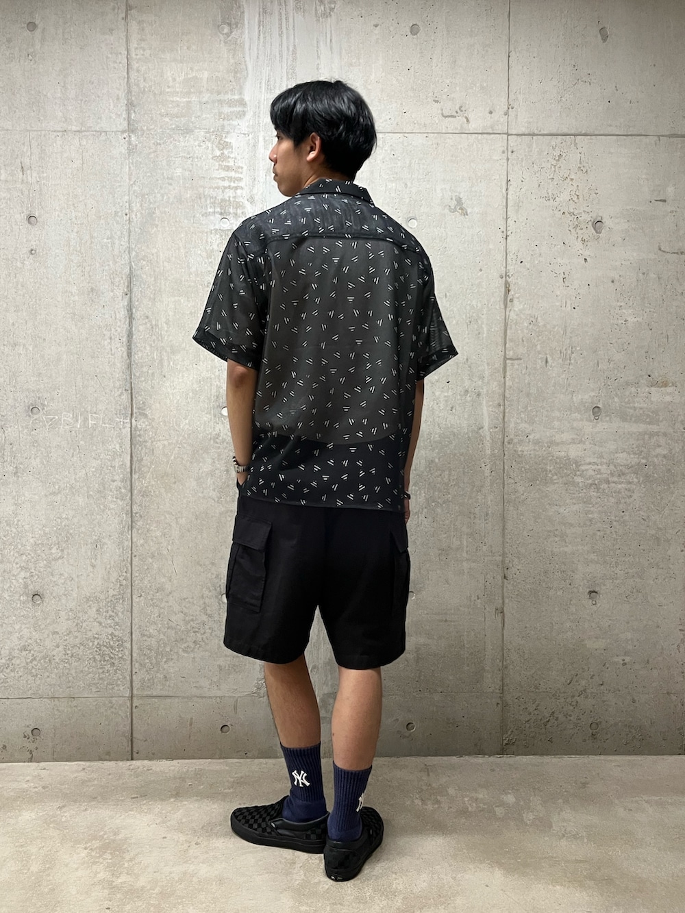「韓国ファッション、ブラックコーデ、透け感、透けトップス、オープンカラーシャツ、アロハシャツ、バンドT、Tシャツ、ショートパンツ、夏コーデ、夏、オトナカジュアル、カジュアルコーデ、ブラック、おしゃれさんと繋がりたい」｜「GEVACOの【GEVACO/ゲバコ】リップストップ カーゴパンツ ショートパンツ military ミリタリー（その他パンツ、ブラック系）」を使った、ハヤシさん（メンズ・183cm）の夏コーディネートの3枚目の写真