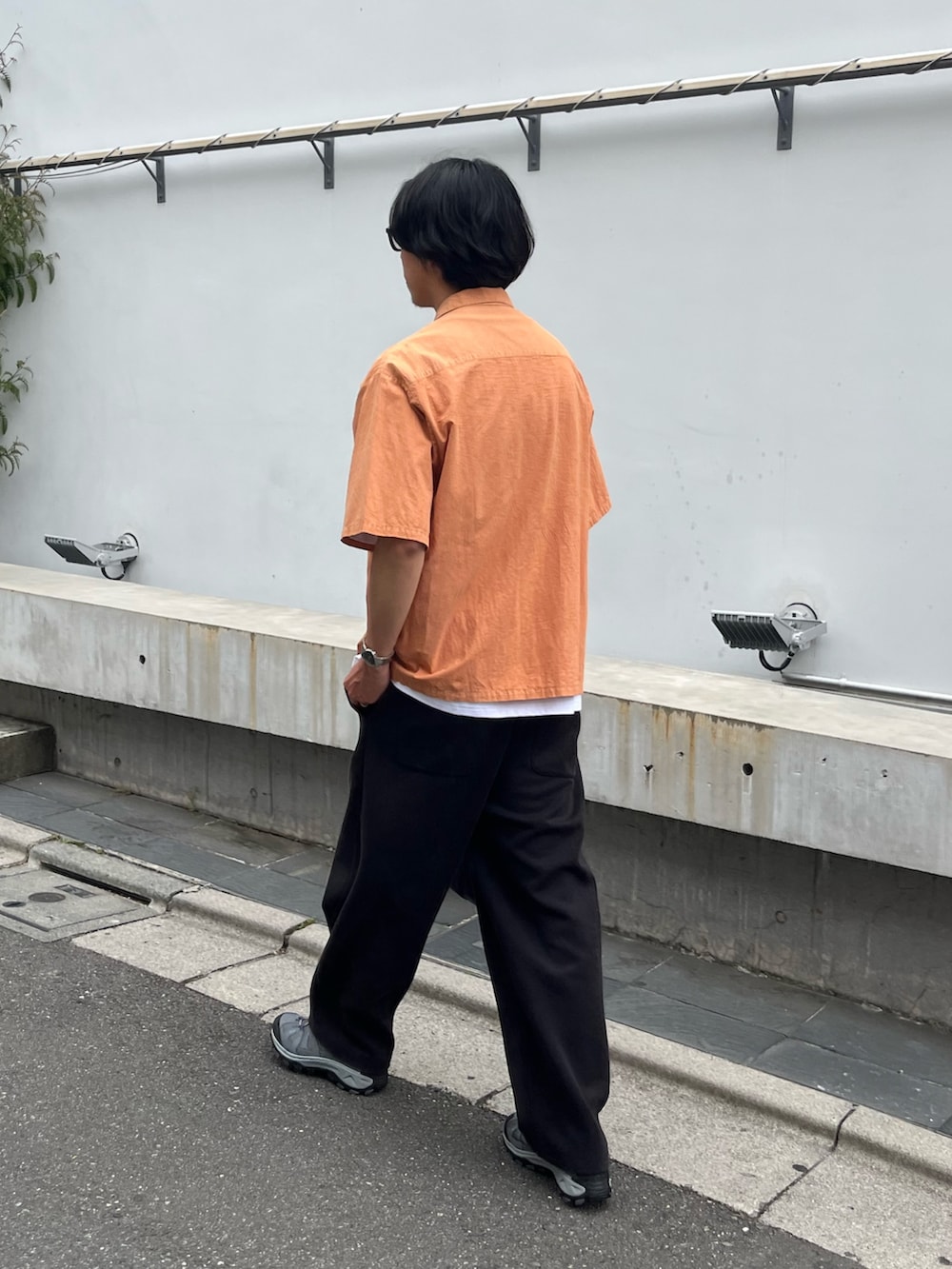 「オープンカラーシャツ、夏ルックで気分アップ、サングラス、シンプルコーデ、夏コーデ、お出かけコーデ、レイヤードスタイル、お洒落さんとつながりたい、ストリートコーデ、大人カジュアル、いいね、save、フォローお願いします🤑、シャツ、シャツスタイル、オレンジ、ootd」｜「GOOD ROCK SPEEDの【GOOD ROCK SPEED】フォード / 車 / FORD / ロゴ プリントTシャツ（Tシャツ/カットソー、ホワイト系）」を使った、ハヤシさん（メンズ・183cm）の夏コーディネートの3枚目の写真