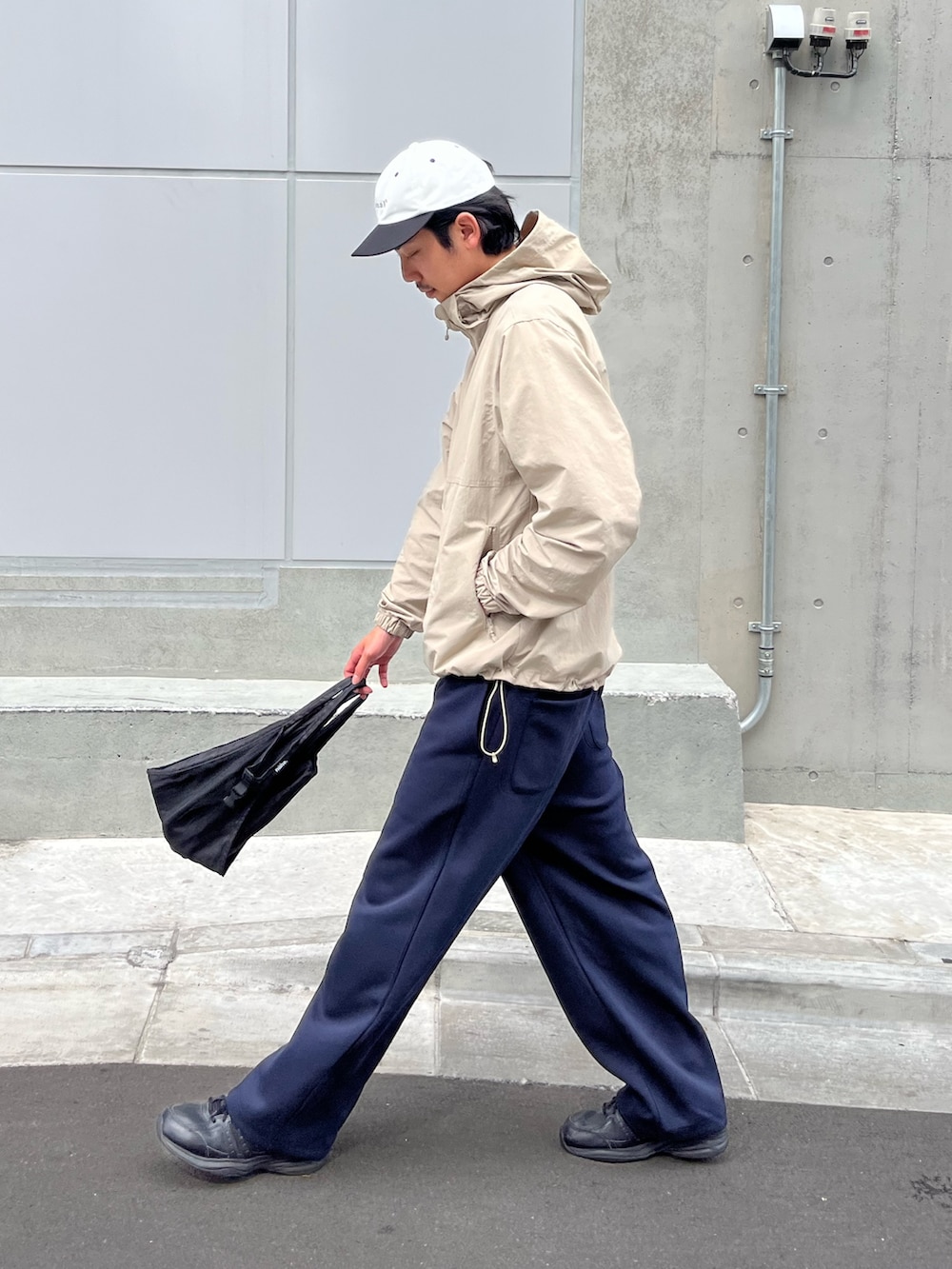 「スポーツミックス、雨の日コーデ、古着MIX、淡色コーデ、キャップ、ストリートコーデ、シティーボーイ、メンズライク、アウトドア、アウトドアスタイル、マウンテンパーカー、ナイロンジャケット、パーカー、大人コーデ、ファッションを楽しもう」｜「Franklin Climbingの【Franklin Climbing/フランクリンクライミング】マウンテンジャケット UV/撥水（ブルゾン、グレー系）」を使った、ハヤシさん（骨格ストレート・メンズ・183cm）の夏コーディネートの2枚目の写真