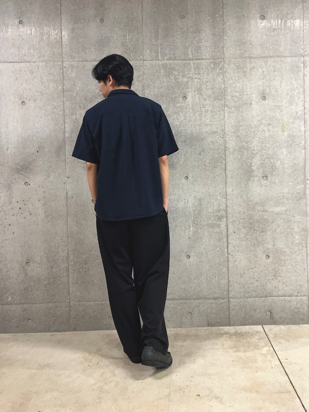 「古着MIX、シャツスタイル、ロゴT、モノトーン、デートコーデ、シャツ好き集まれ、レイヤードスタイル、夏コーデ、シャツ、半袖シャツ、バンドT、バンT、初夏コーデ、お洒落さんとつながりたい、リラックススタイル」｜「GOOD ROCK SPEEDの【新柄追加】【GOOD ROCK SPEED/グッドロックスピード】別注オーバーサイズTシャツ バンT バンドT（Tシャツ/カットソー、ホワイト系）」を使った、ハヤシさん（メンズ・183cm）の春コーディネートの3枚目の写真