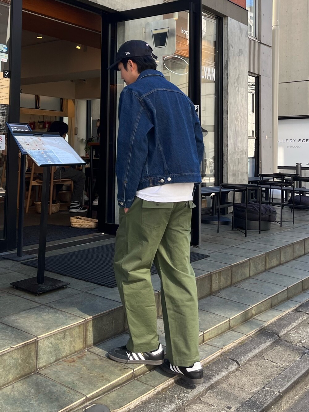 「休日スタイル、春色、デニム、デニムジャケット、ミッキー、ミッキーT、ディズニーコーデ、スニーカー、キャップ、春アウター、ベイカーパンツ、カーキ、春コーデ、カジュアルコーデ、大人カジュアル」｜「GOOD ROCK SPEEDの【GOOD ROCK SPEED/グッドロックスピード】別注ミッキー / プリント / 半袖Tシャツ / MICKEY（Tシャツ/カットソー、ホワイト系）」を使った、ハヤシさん（メンズ・183cm）の冬コーディネートの3枚目の写真