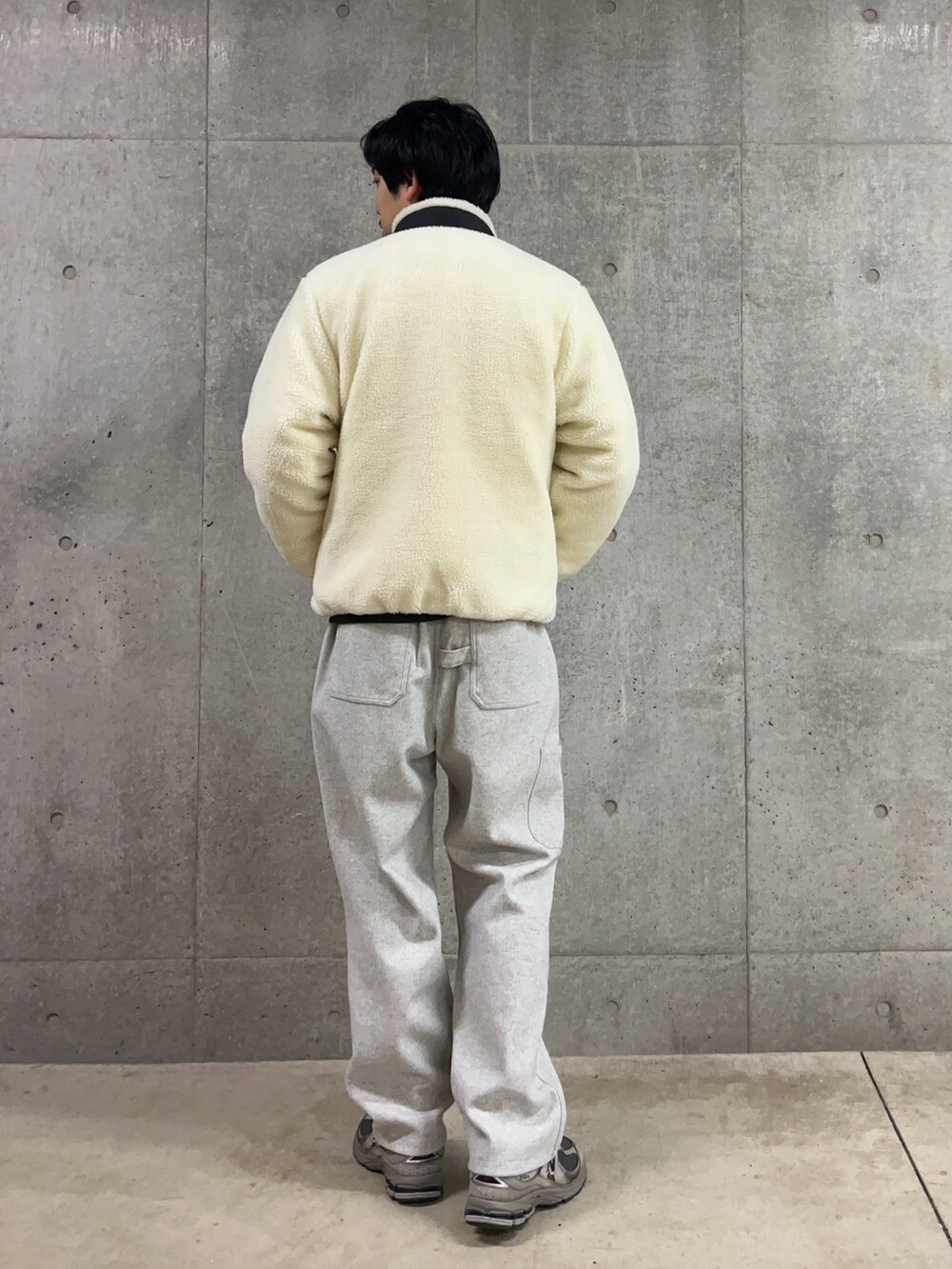 「オトナカジュアル、メンズファッション、休日コーデ、ラフ、おでかけコーデ、スウェットパンツ、ボア、ボアジャケット、ボアブルゾン、リバーシブル、着回しコーデ、アウトドア、アウトドアスタイル、ダウンジャケット、ダウン」｜「TAIONの【TAION】マウンテン リバーシブル ハイネック ライトダウン×ソフトボア ジャケット（ダウンジャケット/コート、ホワイト系）」を使った、ハヤシさん（骨格ストレート・メンズ・183cm）の冬コーディネートの5枚目の写真