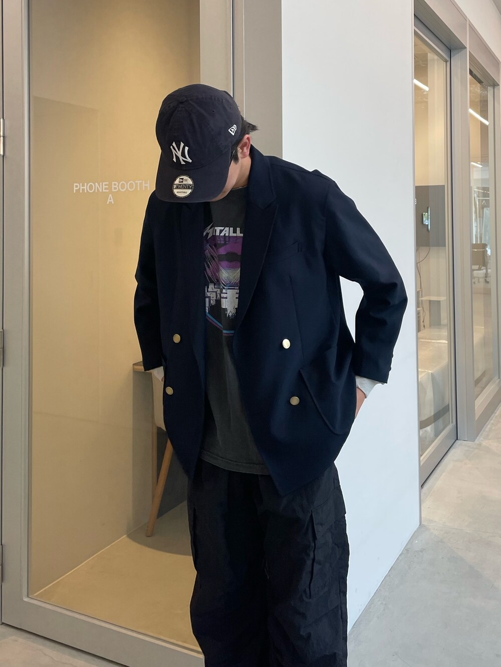 「春のNewスタイル、お出かけコーデ、古着MIX、ジャケットスタイル、スニーカー、大人カジュアル、春アウター、休日スタイル、バンドT、バンT、カーゴパンツ、キャップ、ストリート、紺ブレ、春夏コーデ」｜「Franklin Climbingの【限定展開】 【Franklin Climbing/フランクリンクライミング】ナイロンカーゴパンツ（カーゴパンツ、ブラック系）」を使った、ハヤシさん（メンズ・183cm）の春コーディネートの2枚目の写真
