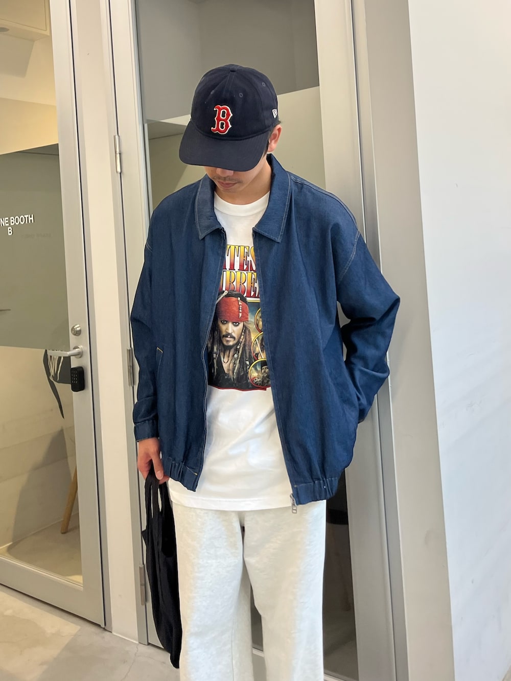 「デニムシャツ、休日スタイル、お出かけコーデ、古着MIX、大人カジュアル、春夏コーデ、春、春アウター、カジュアルスタイル、ラフ、映画、ディズニー、ディズニーコーデ、シンプル、シンプルコーデ」｜「GLOSTERの【GLOSTER/グロスター】メッシュ素材 リラックスフィット デニムジップブルゾン/ジャケット（ブルゾン、ブルー系）」を使った、ハヤシさん（骨格ストレート・メンズ・183cm）の春コーディネートの2枚目の写真