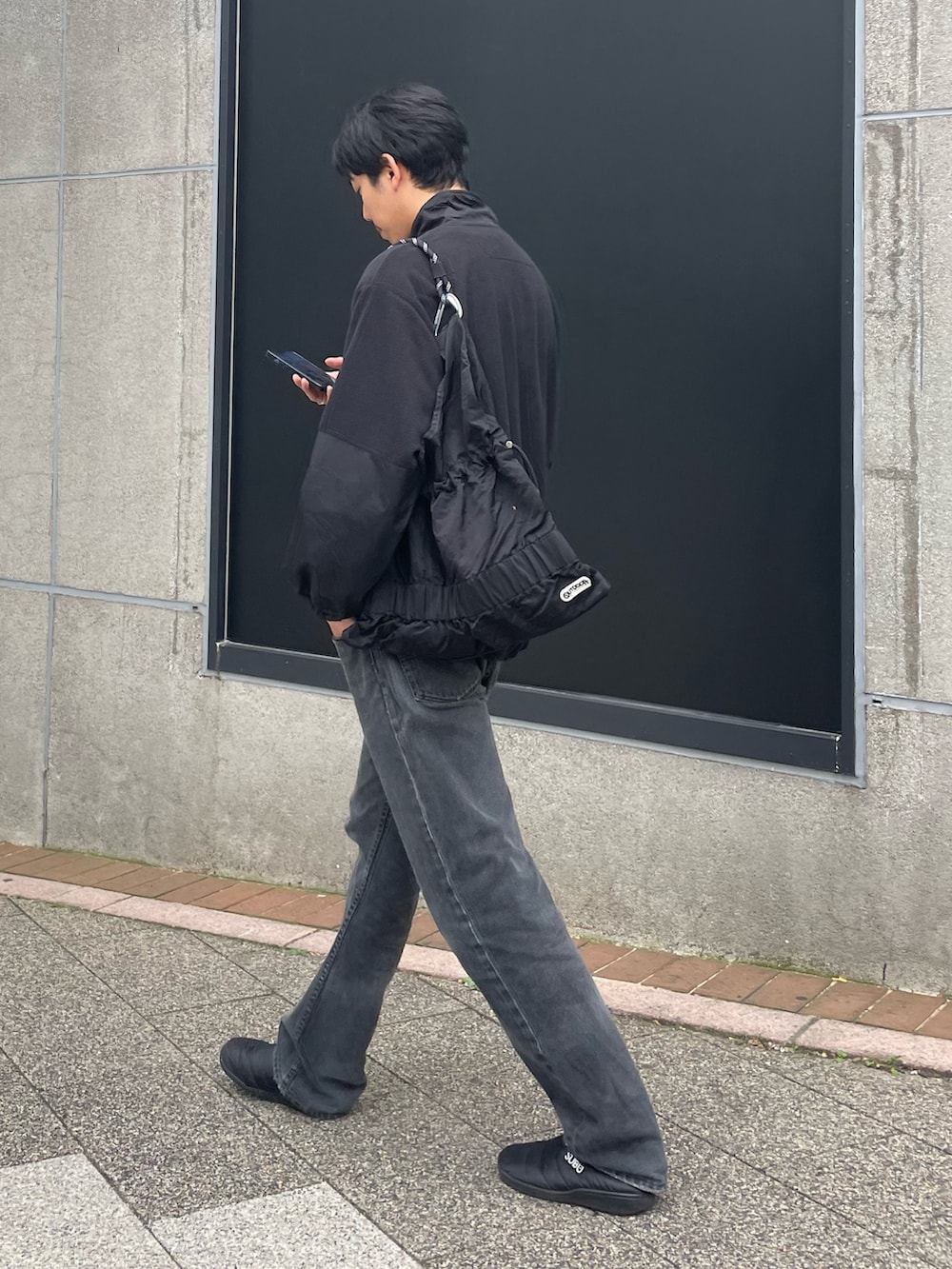 「フリース、コンバース、ジャックパーセル、真冬のあったかスタイル、休日スタイル、お出かけコーデ、シティーボーイ、春、お洒落さんとつながりたい、カジュアル、カジュアルコーデ、デニム、デニムパンツ、ストリート、ストリートMIX」｜「SUBUの【SUBU/スブ】F-line ウインターサンダル UNISEX/ユニセックス（サンダル、ブラック系）」を使った、ハヤシさん（骨格ストレート・メンズ・183cm）の冬コーディネートの2枚目の写真