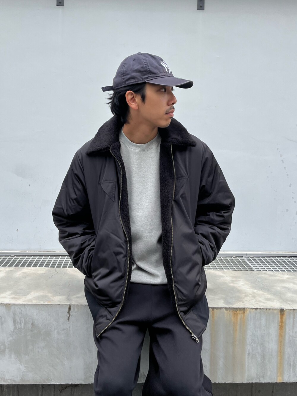 「冬コーデ、クリスマスに着たい服、モノトーン、モノトーンコーデ、フライトジャケット、ボンバージャケット、アウター、リバーシブル、ボアジャケット、ミリタリー、ミリタリージャケット、大人コーデ、冬アウター、キャップ、スウェット」｜「ARMY TWILLの【ARMY TWILL/アーミーツイル】リバーシブル フライトジャケット（ブルゾン、ブラック系）」を使った、ハヤシさん（メンズ・183cm）の冬コーディネートの2枚目の写真