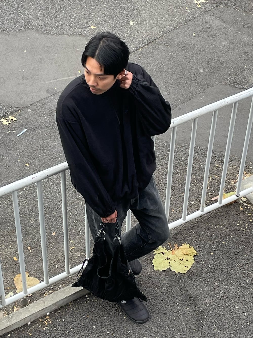 「フリース、コンバース、ジャックパーセル、真冬のあったかスタイル、休日スタイル、お出かけコーデ、シティーボーイ、春、お洒落さんとつながりたい、カジュアル、カジュアルコーデ、デニム、デニムパンツ、ストリート、ストリートMIX」｜「SUBUの【SUBU/スブ】F-line ウインターサンダル UNISEX/ユニセックス（サンダル、ブラック系）」を使った、ハヤシさん（骨格ストレート・メンズ・183cm）の冬コーディネートの3枚目の写真