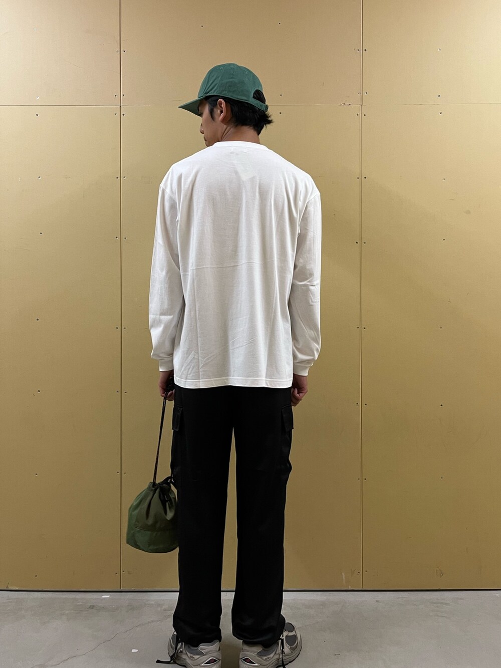 「アニマル、アニマル柄、アニマルＴシャツ、犬、dog、猫、cat、ロンT、オーバーサイズ、秋のコーデ、緑、グリーン、休日スタイル、巾着バッグ、白Tシャツ」｜「GLOSTERの【GLOSTER/グロスター】DOG&CAT 犬猫プリントロンT（Tシャツ/カットソー、ホワイト系）」を使った、ハヤシさん（メンズ・183cm）の秋コーディネートの3枚目の写真