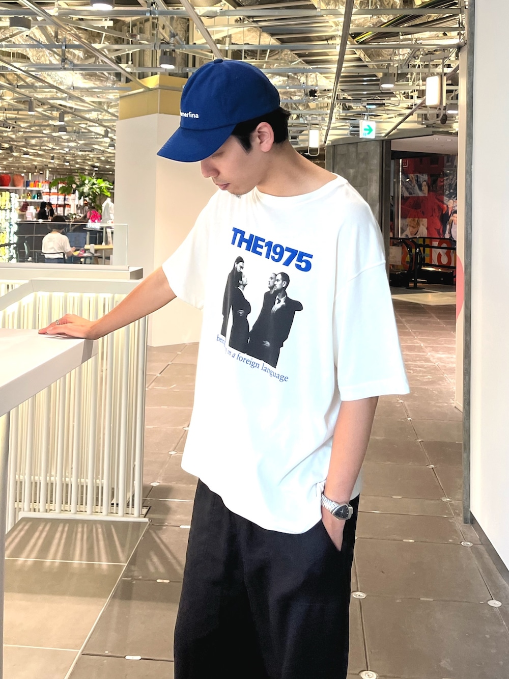 「夏コーデ、デートコーデ、キャップ、サンダル、夏だ！Tシャツ着よう！、ラフコーデ、ワイドパンツ、リネンパンツ、バンドT、バンT、休日スタイル、オトナカジュアル、お洒落さんとつながりたい、白Tシャツ、ロゴT」｜「GOOD ROCK SPEEDの【GOOD ROCK SPEED/グッドロックスピード】THE1975 / ROXY MUSIC  別注バンドTシャツ レーヨン混（Tシャツ/カットソー、ホワイト系）」を使った、ハヤシさん（メンズ・183cm）の夏コーディネートの3枚目の写真