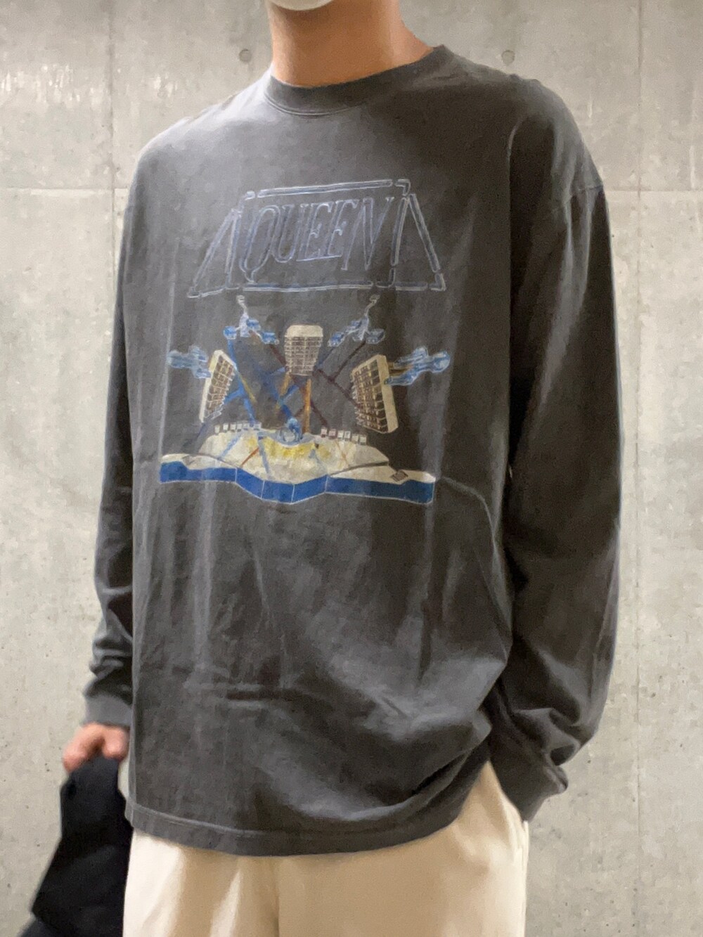 「春服デビュー宣言、オトナカジュアル、春服、ミリタリー、シャツ、Queen、バンドT、古着MIX、スウェットパンツ、モノトーンコーデ、ブルゾン、春コーデ、お洒落さんとつながりたい、シンプルコーデ、古着好きな人と繋がりたい」｜「ARMY TWILLの【ARMY TWILL/アーミーツイル】SHIRTS JACKET シャツジャケット（シャツ/ブラウス、ブラック系）」を使った、ハヤシさん（メンズ・183cm）の春コーディネートの4枚目の写真