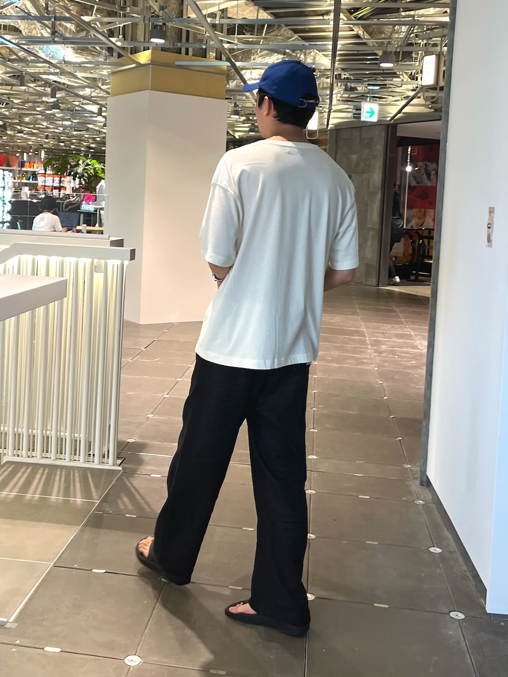 「夏コーデ、デートコーデ、キャップ、サンダル、夏だ！Tシャツ着よう！、ラフコーデ、ワイドパンツ、リネンパンツ、バンドT、バンT、休日スタイル、オトナカジュアル、お洒落さんとつながりたい、白Tシャツ、ロゴT」｜「GOOD ROCK SPEEDの【GOOD ROCK SPEED/グッドロックスピード】THE1975 / ROXY MUSIC  別注バンドTシャツ レーヨン混（Tシャツ/カットソー、ホワイト系）」を使った、ハヤシさん（メンズ・183cm）の夏コーディネートの4枚目の写真