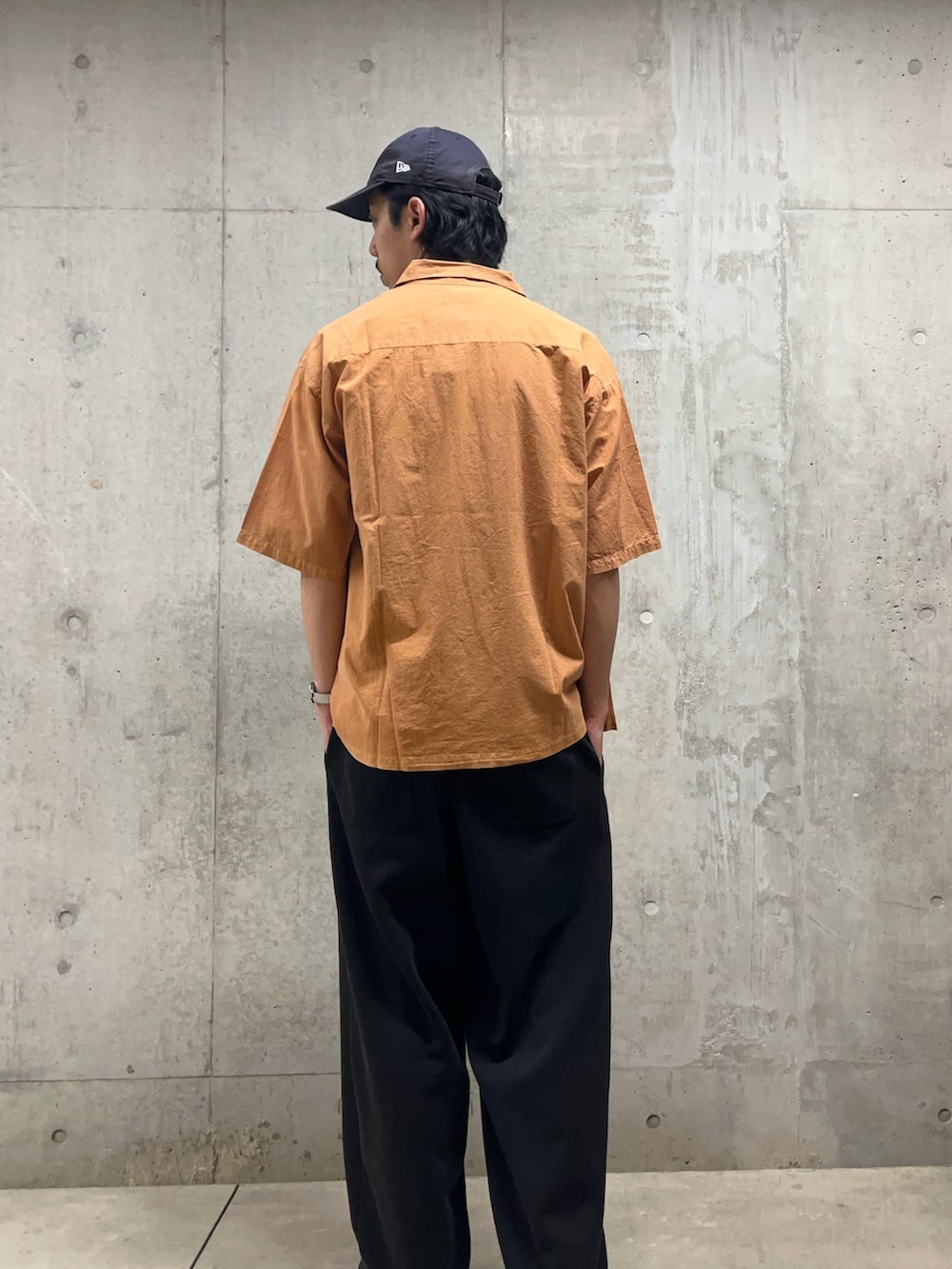 「白Tシャツ、キャップ、レイヤードスタイル、Tシャツ、夏コーデ、シャツスタイル、古着MIX、カジュアルコーデ、初夏コーデ、シャツ好き集まれ、夏服コーデ、ストリートコーデ、いいね、save、フォローお願いします🤑、差し色コーデ、オレンジ」｜「GLOSTERの【新柄追加】【GLOSTER/グロスター】DOG&CAT 犬猫プリントTシャツ（Tシャツ/カットソー、ホワイト系）」を使った、ハヤシさん（骨格ストレート・メンズ・183cm）の夏コーディネートの3枚目の写真