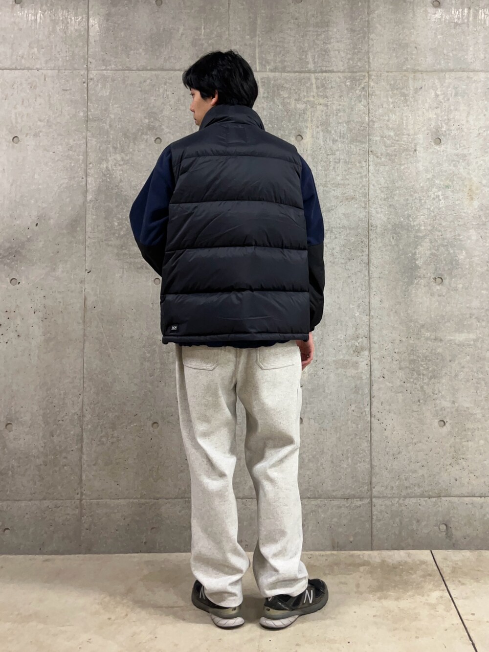 「真冬のあったかスタイル、オトナカジュアル、休日スタイル、ストリートコーデ、おしゃれさんと繋がりたい、ハーフジップ、フリース、フリースジャケット、ダウンベスト、ダウン、ベスト、ワンマイル、ラフコーデ、ラフ、アウトドアスタイル」｜「GEVACOの【GEVACO/ゲバコ】ウールライクイージーパンツ ベイカーパンツ（その他パンツ、ベージュ系）」を使った、ハヤシさん（骨格ストレート・メンズ・183cm）の冬コーディネートの3枚目の写真