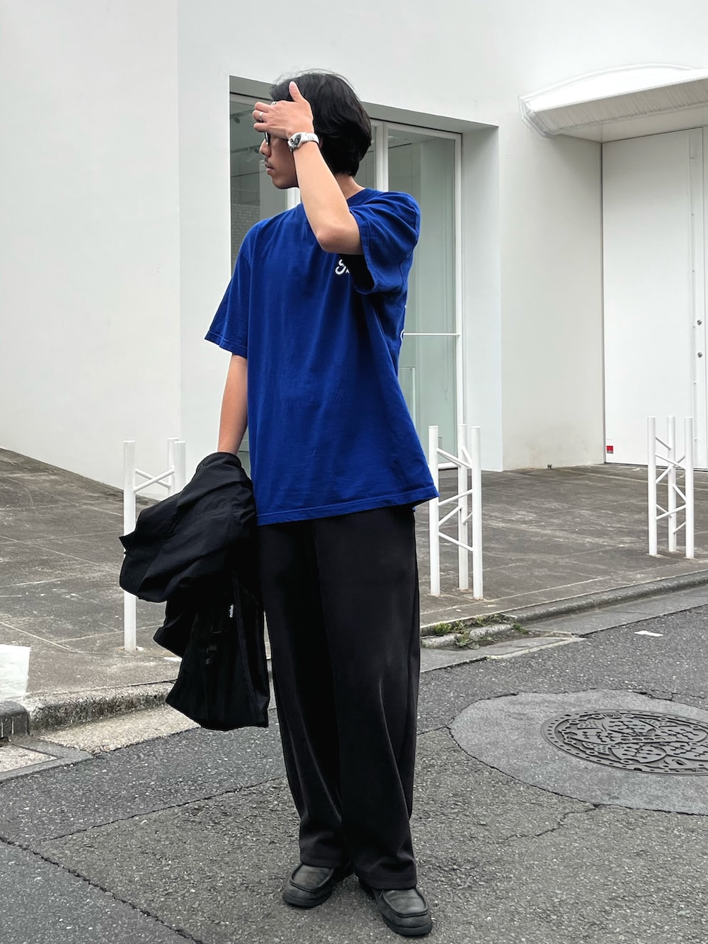 「メガネ男子、サングラス、Tシャツ、夏コーデ、古着MIX、春夏コーデ、初夏コーデ、お出かけコーデ、最近のいい感じコーデ、青、バックプリント、大人カジュアル、シンプル、シンプルコーデ、夏だ！Tシャツ着よう！」｜「GOOD ROCK SPEEDの【GOOD ROCK SPEED】フォード / 車 / FORD / ロゴ プリントTシャツ（Tシャツ/カットソー、ブルー系）」を使った、ハヤシさん（骨格ストレート・メンズ・183cm）の夏コーディネートの2枚目の写真