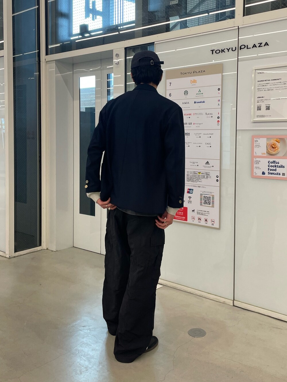「春のNewスタイル、お出かけコーデ、古着MIX、ジャケットスタイル、スニーカー、大人カジュアル、春アウター、休日スタイル、バンドT、バンT、カーゴパンツ、キャップ、ストリート、紺ブレ、春夏コーデ」｜「Franklin Climbingの【限定展開】 【Franklin Climbing/フランクリンクライミング】ナイロンカーゴパンツ（カーゴパンツ、ブラック系）」を使った、ハヤシさん（メンズ・183cm）の春コーディネートの5枚目の写真