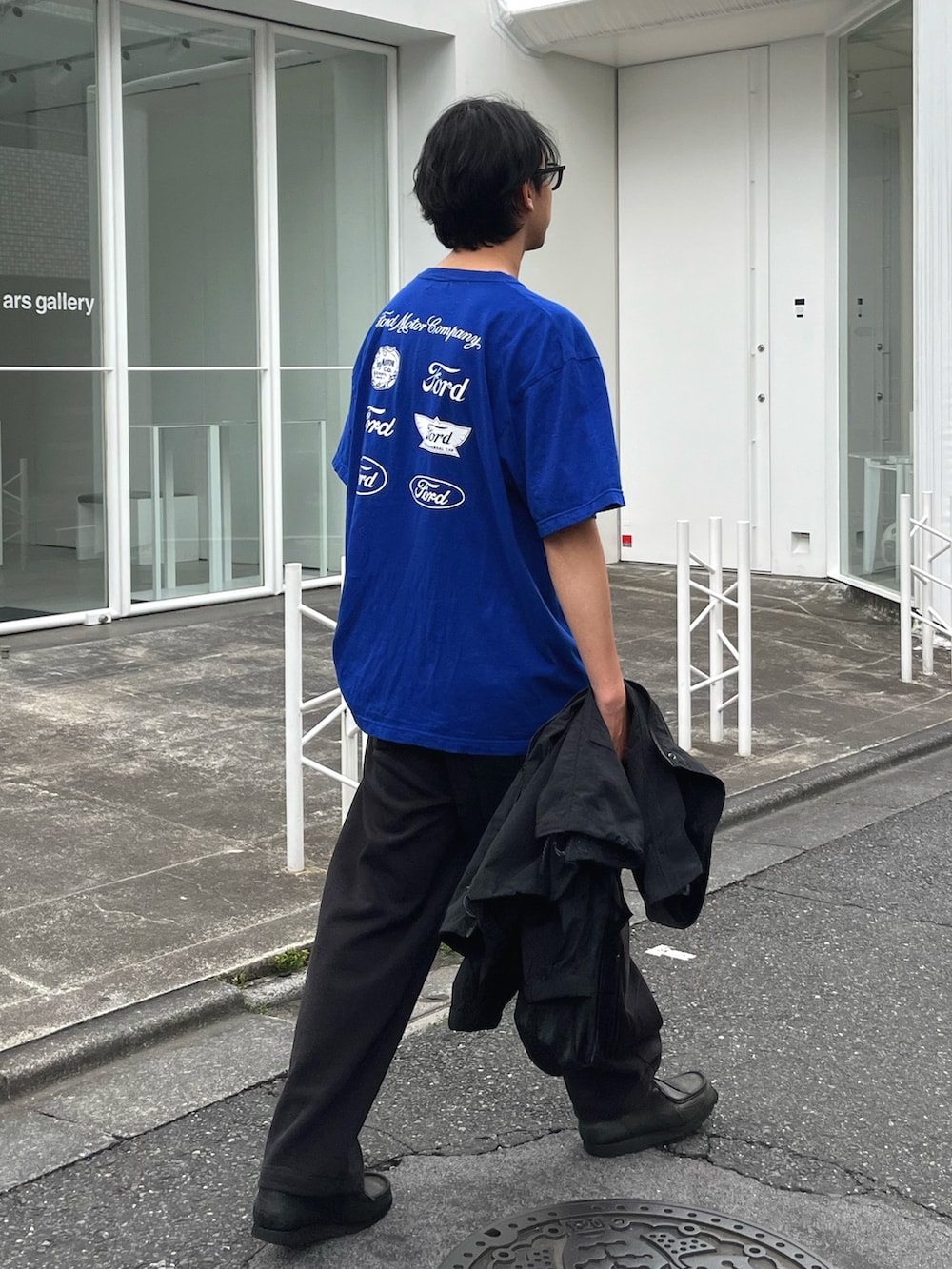 「メガネ男子、サングラス、Tシャツ、夏コーデ、古着MIX、春夏コーデ、初夏コーデ、お出かけコーデ、最近のいい感じコーデ、青、バックプリント、大人カジュアル、シンプル、シンプルコーデ、夏だ！Tシャツ着よう！」｜「GOOD ROCK SPEEDの【GOOD ROCK SPEED】フォード / 車 / FORD / ロゴ プリントTシャツ（Tシャツ/カットソー、ブルー系）」を使った、ハヤシさん（骨格ストレート・メンズ・183cm）の夏コーディネートの4枚目の写真
