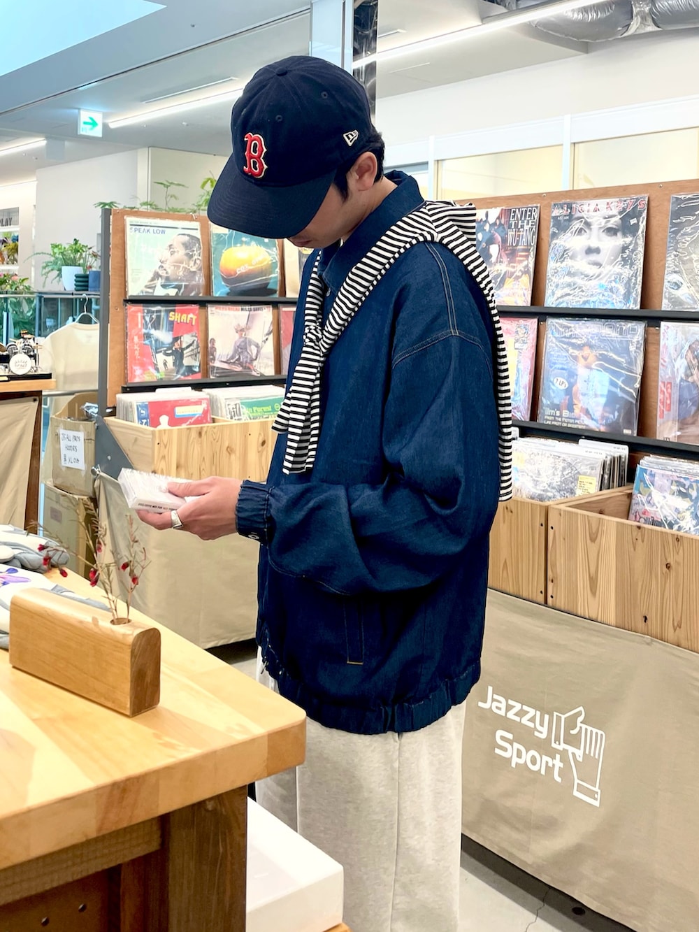 「休日スタイル、ボーダー、デートコーデ、スニーカー、お出かけコーデ、大人カジュアル、スポーツミックス、キャップ、春夏コーデ、カジュアルスタイル、フレンチカジュアル、マリン、マリンコーデ、デニム、デニムジャケット」｜「UNIVERSAL OVERALLの【UNIVERSAL OVERALL/ユニバーサルオーバーオール】タイダイ柄リブソックス（ソックス/靴下、ブルー系）」を使った、ハヤシさん（骨格ストレート・メンズ・183cm）の春コーディネートの2枚目の写真