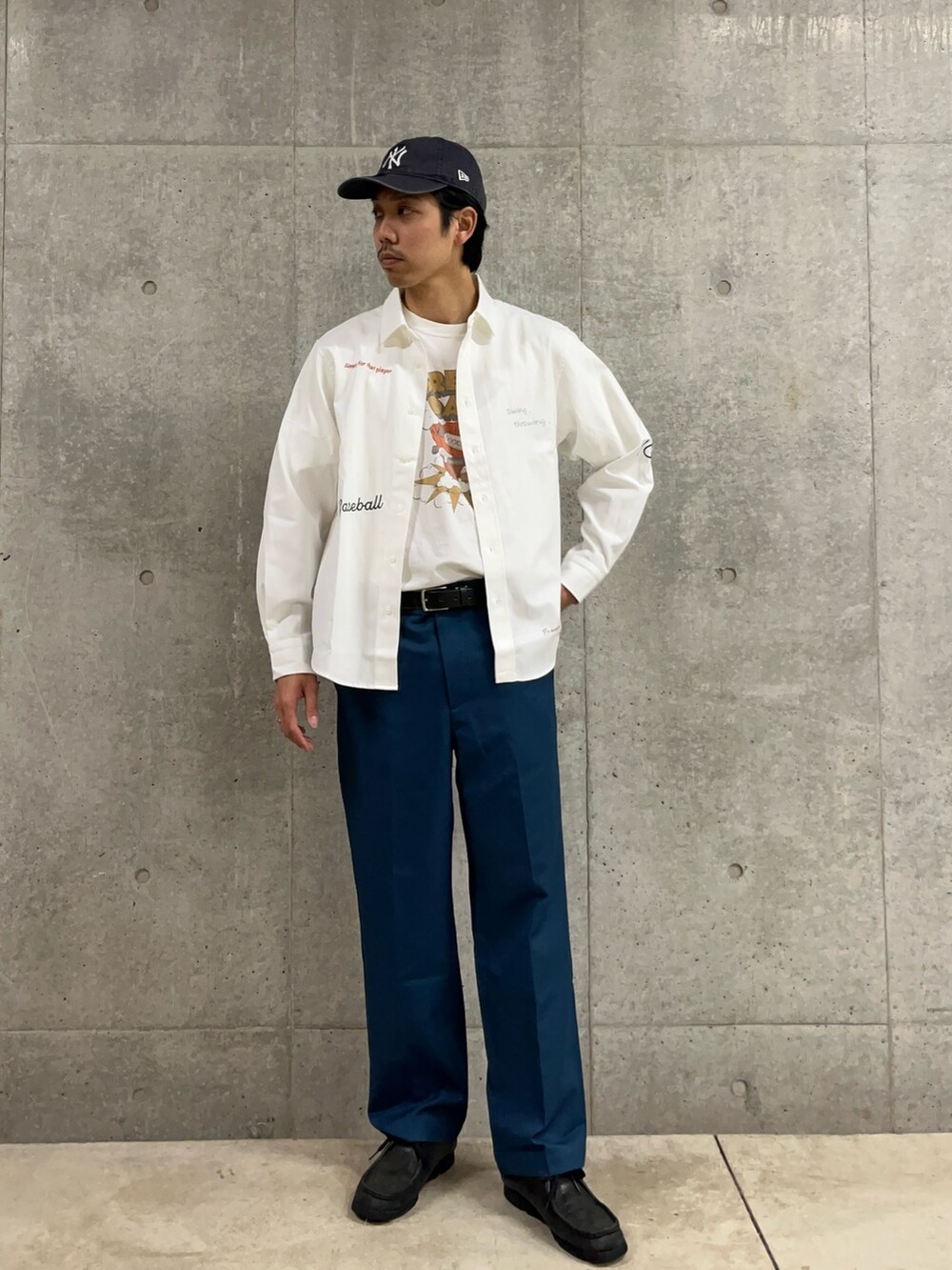 「春色、春めき満開コーデ、春コーデ、大人カジュアル、キャップ、休日スタイル、デートコーデ、お出かけコーデ、スラックス、春服コーデ、刺繍、刺繍シャツ、白、白シャツ、春夏コーデ」｜「GLOSTERの【GLOSTER】Messageシャツ オックスフォードシャツ レギュラーカラー（無地/ストライプ）（シャツ/ブラウス、ホワイト系）」を使った、ハヤシさん（骨格ストレート・メンズ・183cm）の春コーディネートの2枚目の写真