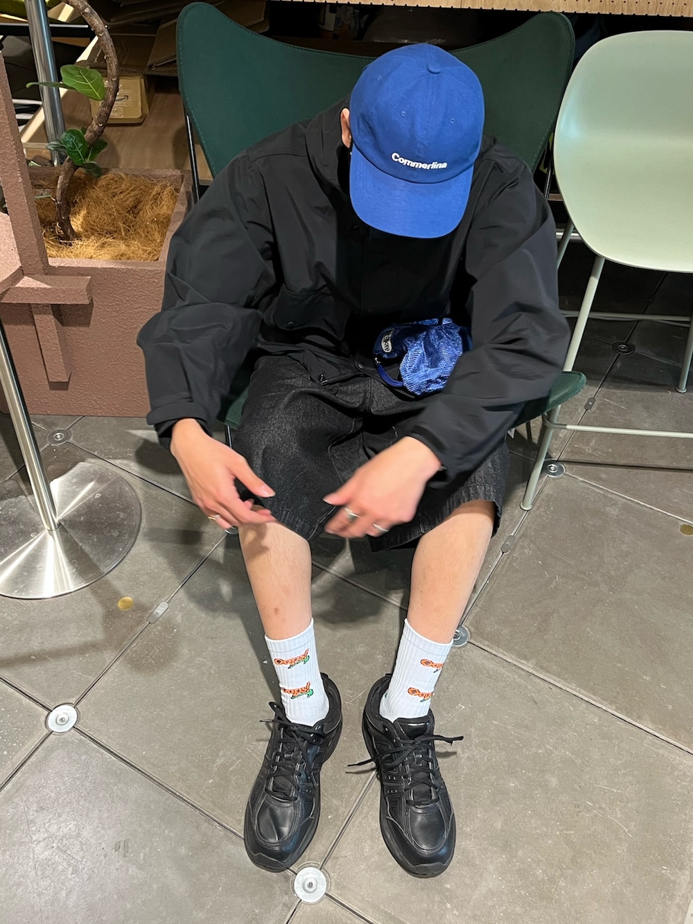 「ハーフパンツ、スポーツミックス、キャップ、休日スタイル、デートコーデ、スニーカー、ショルダーバッグ、古着MIX、春服コーデ、メンズコーデ、ショートパンツ、デニム、デニムパンツ、アウトドア、アウトドアスタイル」｜「GLOSTERの【GLOSTER/グロスター】8オンスデニム ワイドショートパンツ ハーフパンツ（その他パンツ、ブラック系）」を使った、ハヤシさん（骨格ストレート・メンズ・183cm）の春コーディネートの3枚目の写真