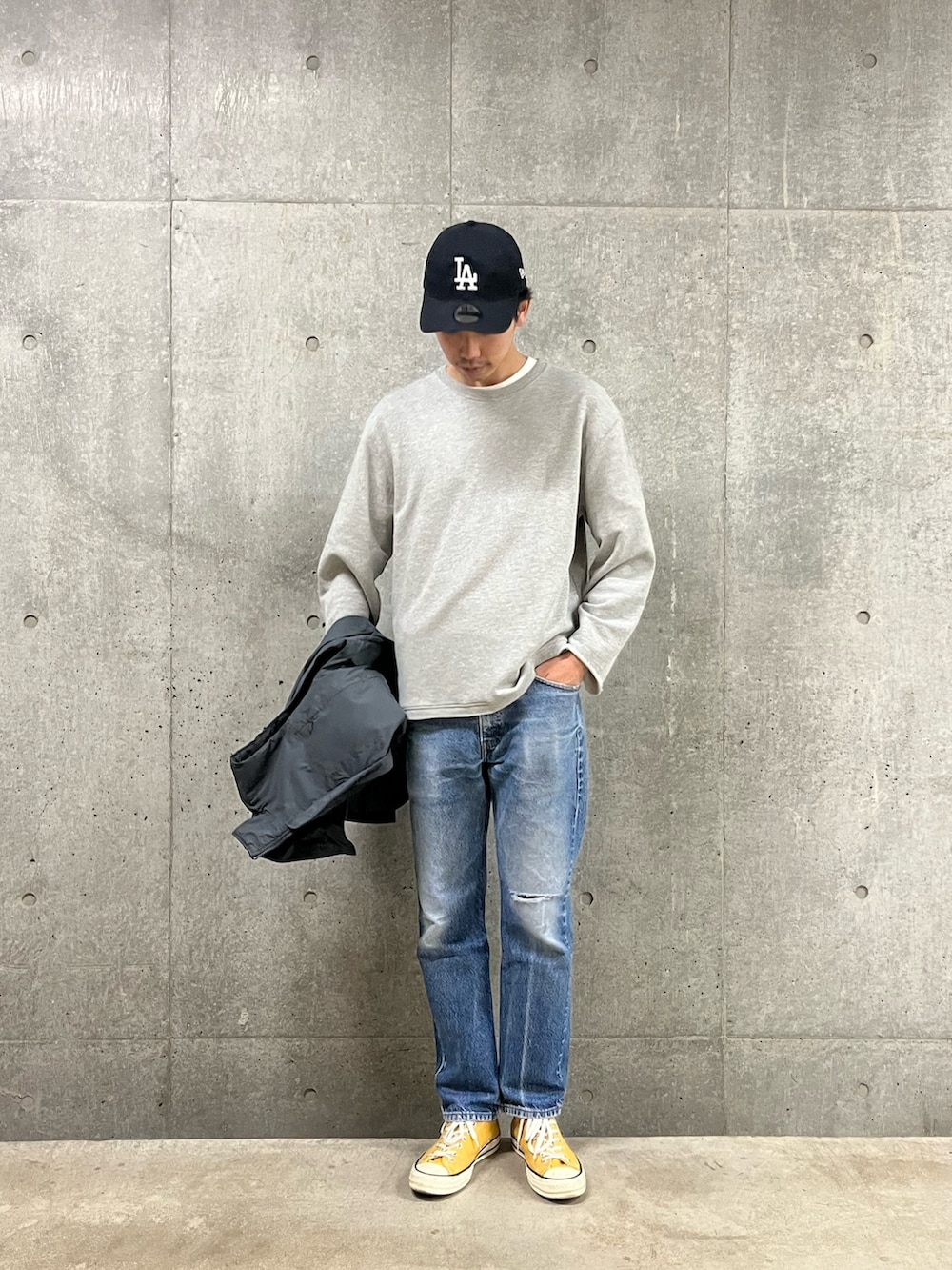「プチプラ、ストリート、スウェット、カットオフ、デニム、古着MIX、コンバース、CT70s、スポーツミックス、ベスト、春コーデ、春アウター、大人コーデ、シンプル、カジュアル」｜「GLOSTERの【GLOSTER/グロスター】カットオフ リメイククルーネックスウェット（スウェット、グレー系）」を使った、ハヤシさん（メンズ・183cm）の春コーディネートの3枚目の写真